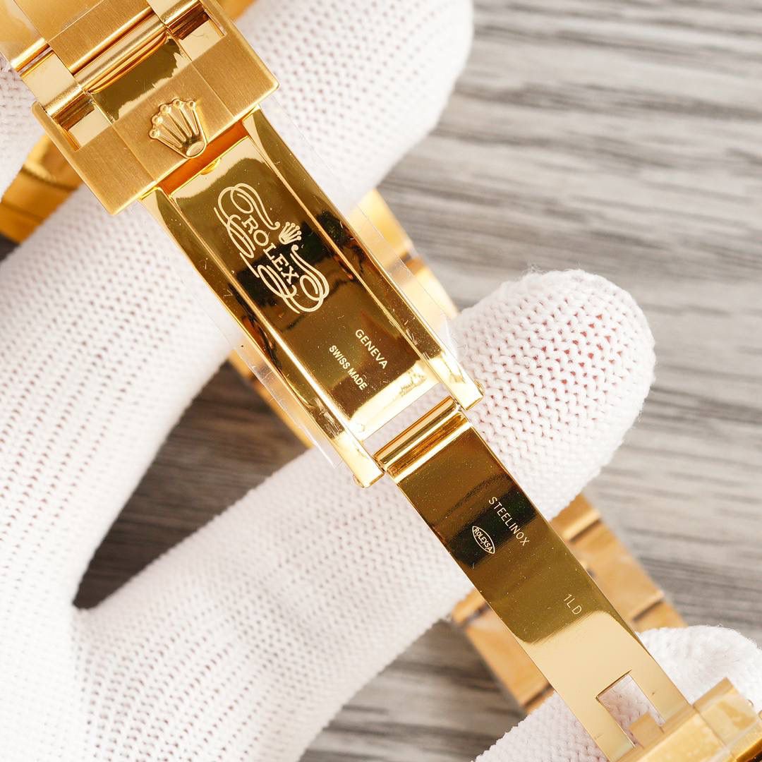 劳力士Rolex潜航者41MM 震撼发布！ 【技术优点】 1⃣️直径41MM新款水鬼【表圈】圈口一体成型（非蚀刻）蓝宝石夜光珠，铂金电镀刻度色泽均匀永不褪色，绿鬼翠绿透亮，黑鬼深邃如墨。超强夜光。🎮NH2 2⃣️ 【表镜】采用蓝宝石材质的抗刮损镜面，蓝膜日历晶体。 3⃣️ 【904L 精钢表壳】通过精心打磨和严格的质量把控，确保版型到位，拉丝和抛光能够比肩正品工艺 ，由内到外匠心打磨，表壳尺寸数据完美还原。🎮 4⃣️ 【一键弹扣】表带顺滑，同样904L精制而成，带粒和表扣细节均做倒角打磨，佩戴手感柔软舒适，操作不费力，表扣编号1LD。 5⃣️防水性能可与正品匹敌——旋入式外圈、底盖及上链表冠系统，接合中层表壳，极致展现蚝式钢表壳的防水性能！防水300M！