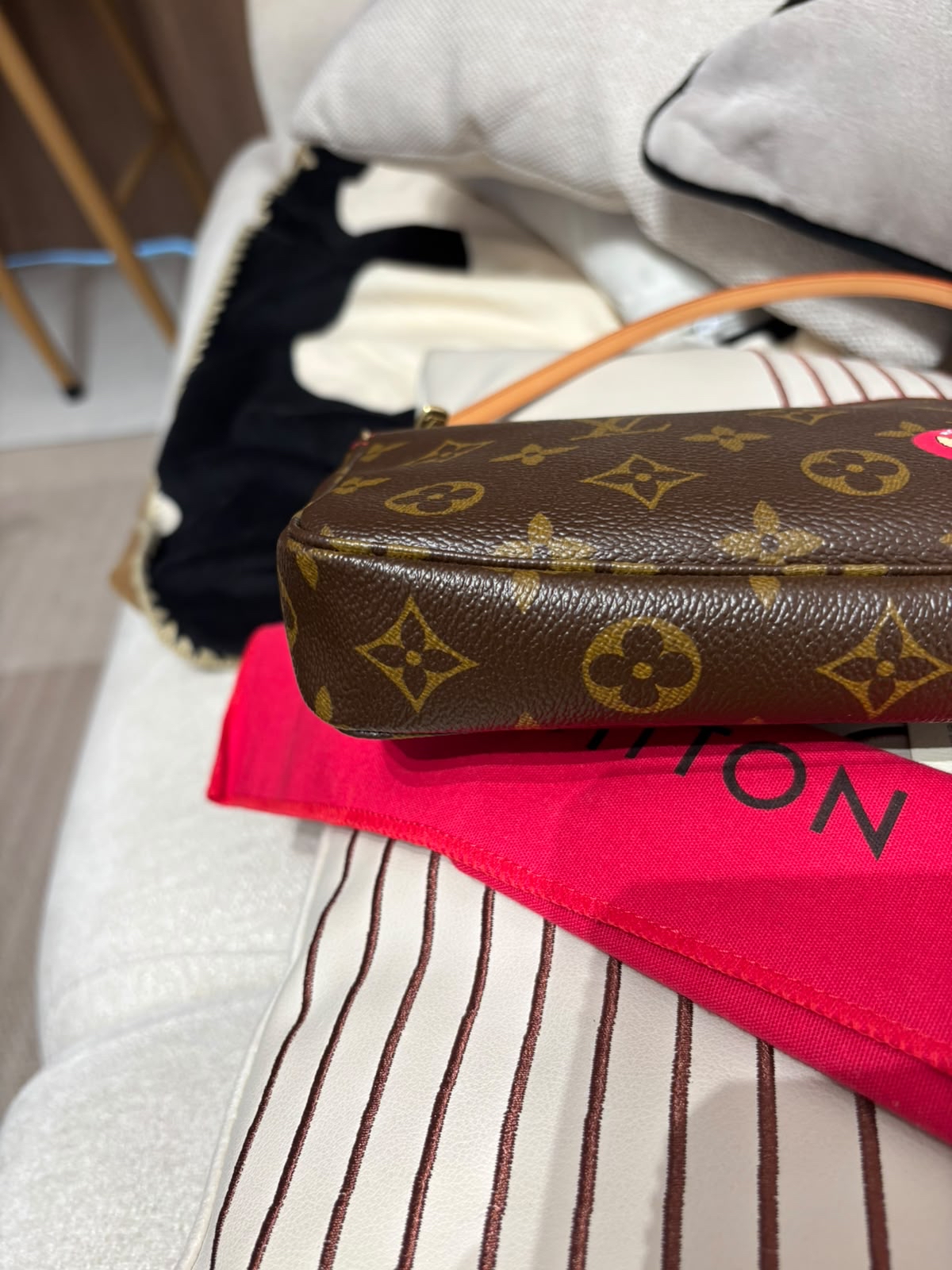 未使用品 Lv accessories pochette cerise M95008 100%Authentic, unused未使用品 ✅Dust bag 