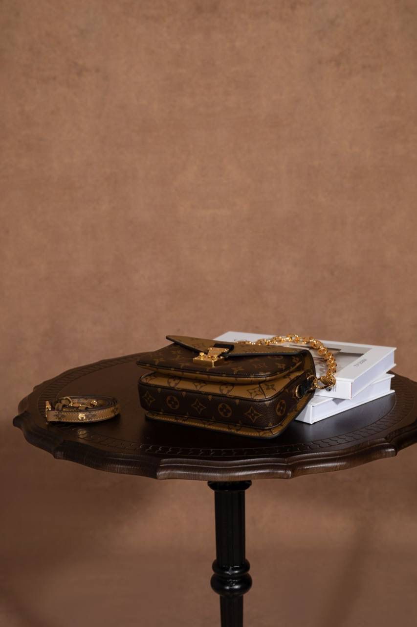 LV小邮差🎀 用的是 A+ 级全钢五金，亮亮的很有质感；再加上进口高弹面料，摸起来舒服，有弹性又有光泽，真的很加分咯 ✨ 渠道货包装，简单大方不浮夸。尺寸 21.5 × 13.5 × 6cm，小小一只但很实用，出门背刚刚好 👜