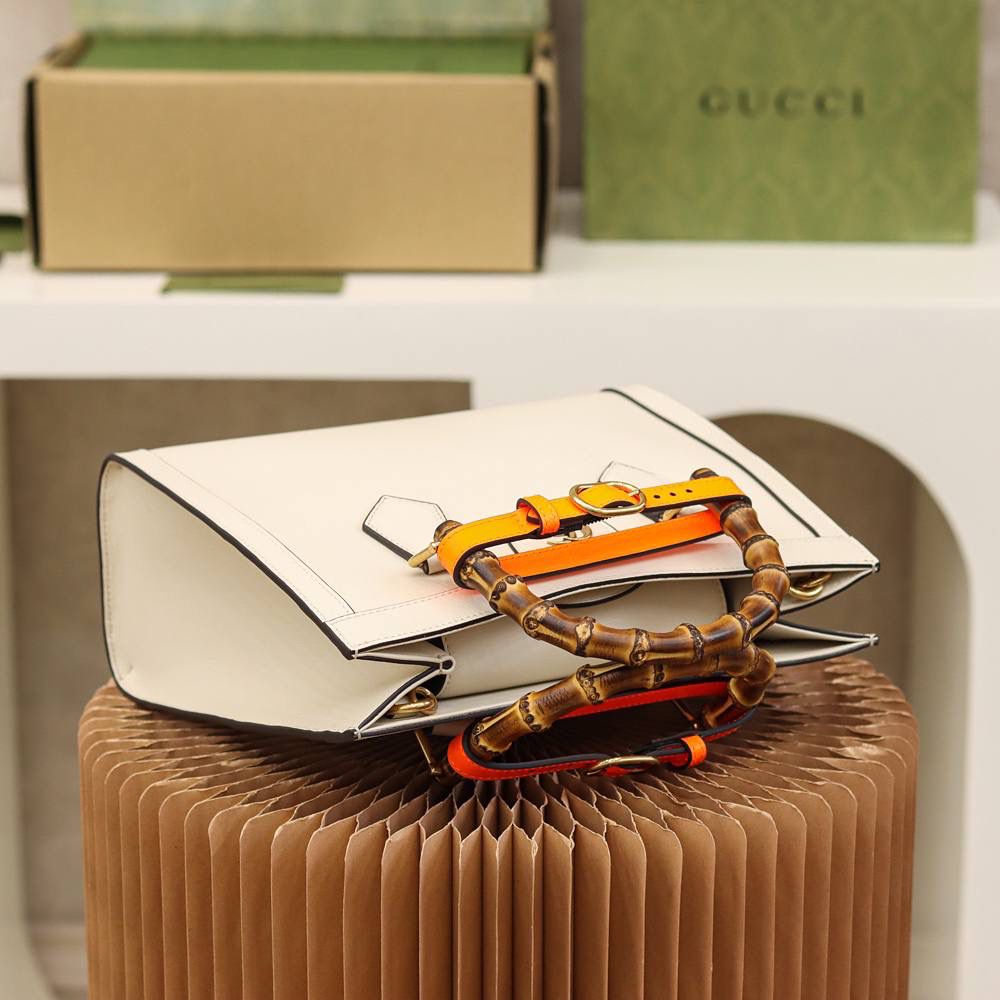 𝐆𝐮𝐜𝐜𝐢 𝐃𝐢𝐚𝐧𝐚 小号#660195#正品皮 ▪️尺寸：27*24*11cm 𝐃𝐢𝐚𝐧𝐚竹节系列以经典致敬100周年， 黛安娜王妃最爱的经典竹节再次回归， 托特造型融合复古元素的竹节， 实物真的太惊艳了， 小号尺寸更适合通勤风， 手提或者斜挎， 悠游于日常与工作上班之间， 时髦感别具一格， 经典百搭，个性又不失优雅感， 搭配彩色的扣带， 简直增添了少女气息！🌈🎀