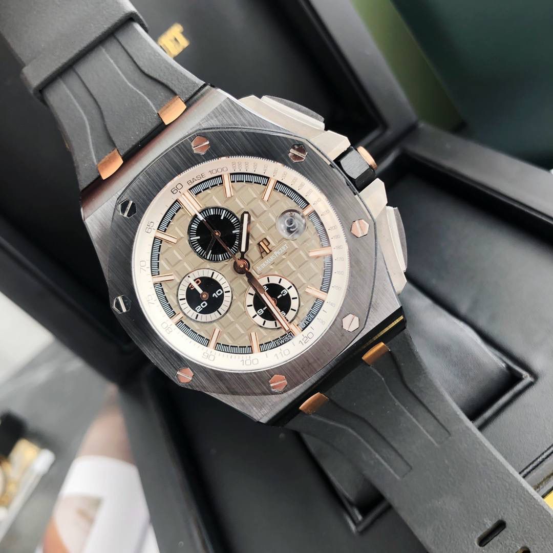 皇家橡树 - 爱彼AP 26400系列 44毫米直径 市面上最好版本的超级复刻 柔软硅胶带 皇家橡树离岸型 男士全自动机械腕表 ，316L精钢表壳 ，搭配原装复刻定制机芯Cal.3126全自动机械机芯 走时精准 稳定，透视后盖 裸露的机芯跟正品一模一样，反炫光蓝宝石玻璃 ，超级耐划痕，搭配原厂模具橡胶表带，原装针扣 ，300米防水，整壳套超高品质，超A做工，非市场普通货，货有所值 ，硬汉必备神器，爱彼入门级腕表 强烈推荐，制作耗时又耗精力，尽可能把最精至的腕表呈现给各位腕表爱好者。