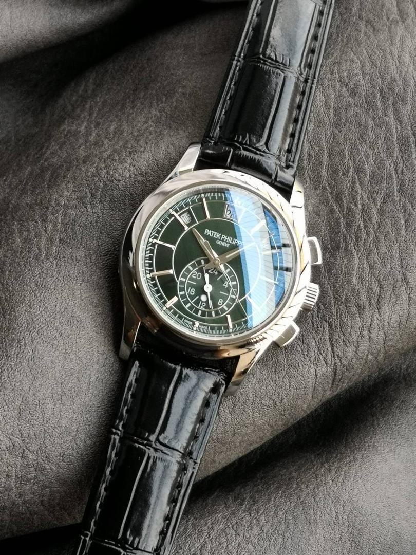 2024墙裂推荐 重金打造经典时计】——百达.翡丽复杂功能系列5905R-010重磅登场，迄今推出的首款Nautilus复杂腕表，以超复杂的工艺技术打造休闲运动腕表。 1⃣️小身板大能量：尽揽以下功能∶12点位日历功能 10点位星期功能 2点位星期功能 6点位24小时。所有功能都可正常使用。 2⃣️机芯采用复刻版Cal.240自动上链机芯，在实现外观的逼真前提下，功能一并完美诠释。 3⃣️改装大师独立制表人，倾情参与定制改装表盘颜色，给予独一无二的腕表增添有趣的灵魂！ 匠心力作 欢迎各位表友品鉴！