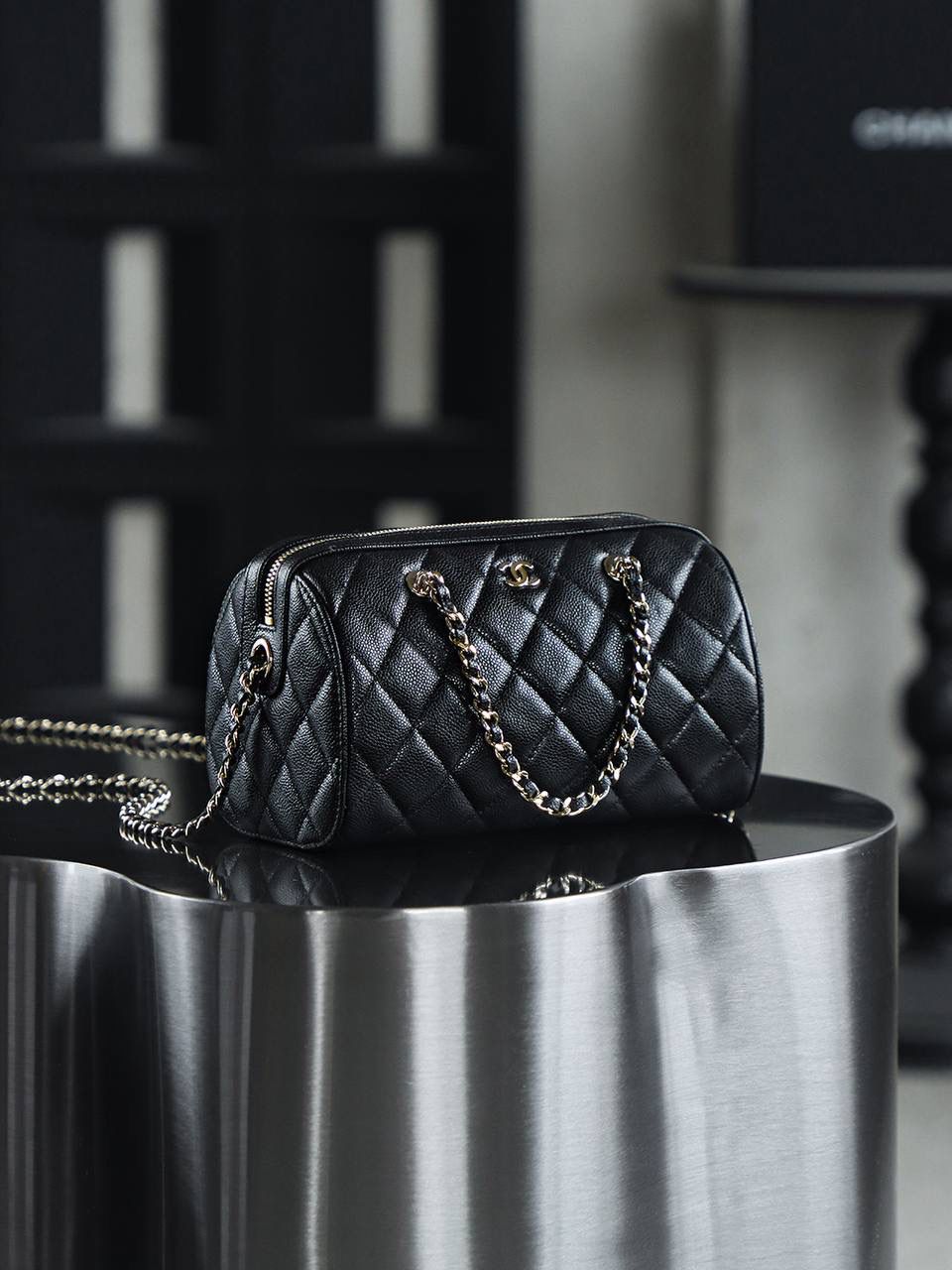 25P迷你保龄球鑒定版👜 一包一碼 支持全球鑒定查驗身份證原廠專G Hass皮料過關清單資料可査詢 25P春夏季的黑馬波士頓保齡球！ 時尚就是經典的輪回，保齡球圓筒的造型超可愛！ 包身圓潤流暢的線條，既保留了復古韻味，又融入了現代時尚感！ 五金：厚鍍14K淡金扣 皮料：Hass中球纹牛皮 尺寸：11.5*18.5*11cm