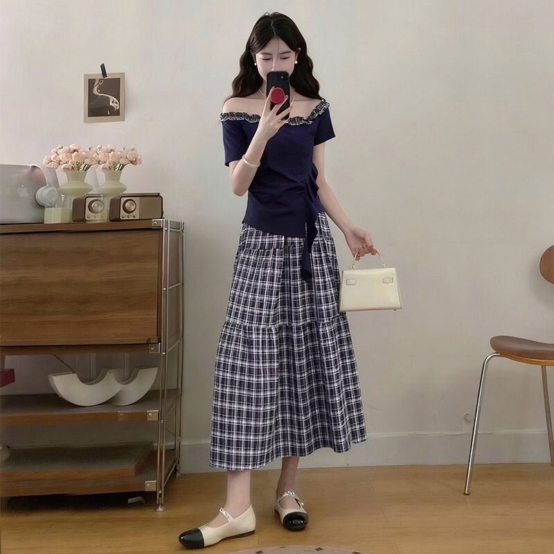 B263(7200) 韩版气质温柔风斜领格纹木耳边上衣与格纹蛋糕长裙蓝套装