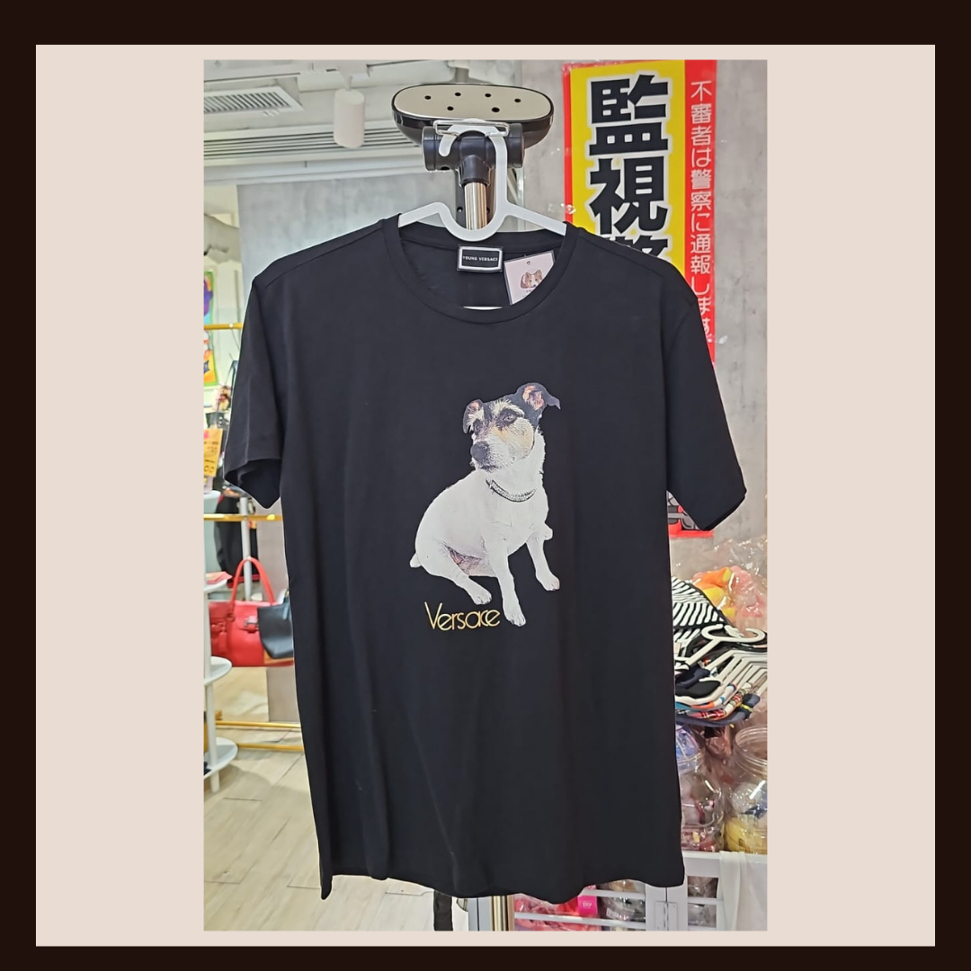 🐶 義大利奢華：Versace 經典狗狗印花黑色 T-shirt