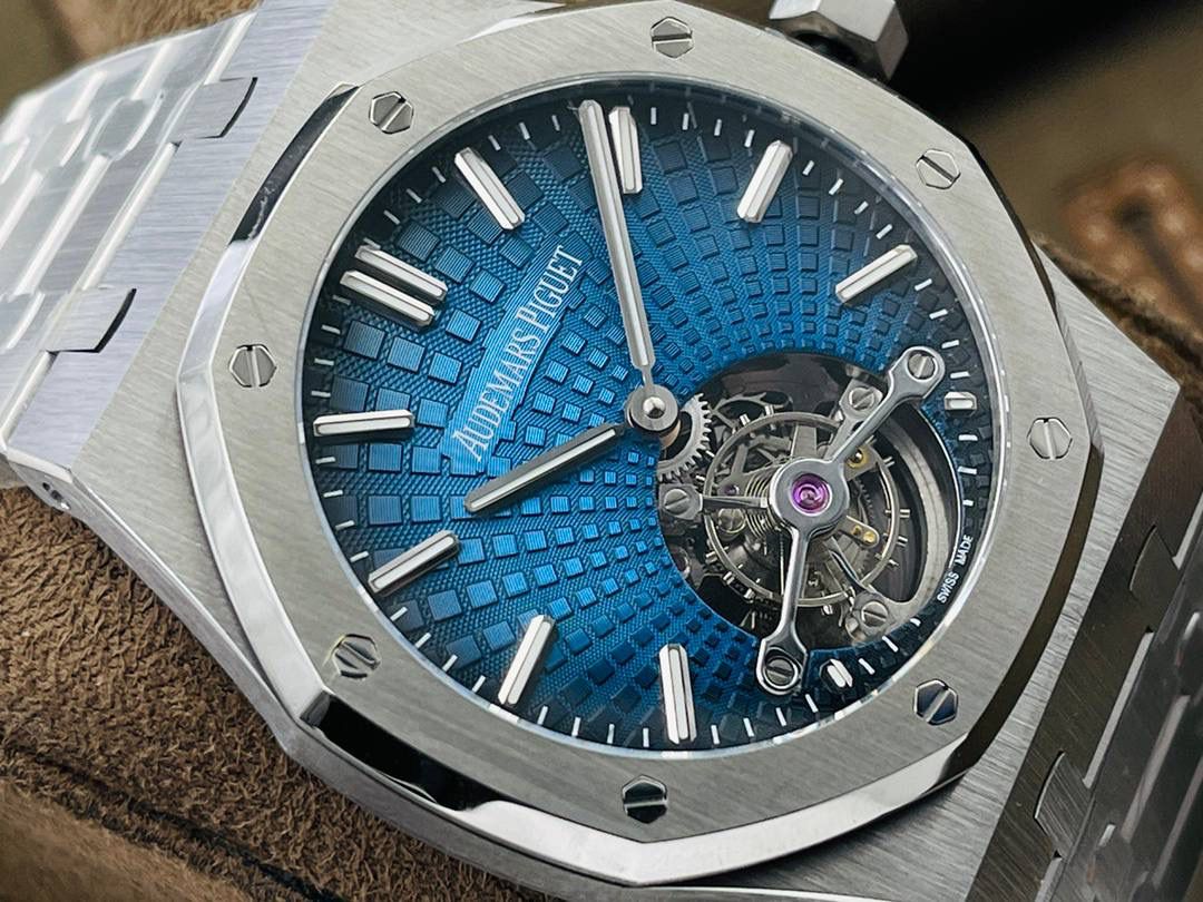 爱彼A P皇家橡树陀飞轮精品腕表 升级细节🔥 1⃣️独家订制Cal.2924机芯，动力储存68小时！ 2⃣️腕表依旧保留的八角形表圈、标志性的六角形螺丝以及经典表带！ 3⃣️皇家橡树系列超薄陀飞轮腕表在经典的“Tapsisserie”格纹上进行再度创新，形成了新的格纹“Tapisserie Evolutive”！熟悉又陌生的表盘格纹装饰带来全新观感，成为这款腕表的点睛之笔。 4⃣️表壳直径为41毫米，厚度为11.2毫米！