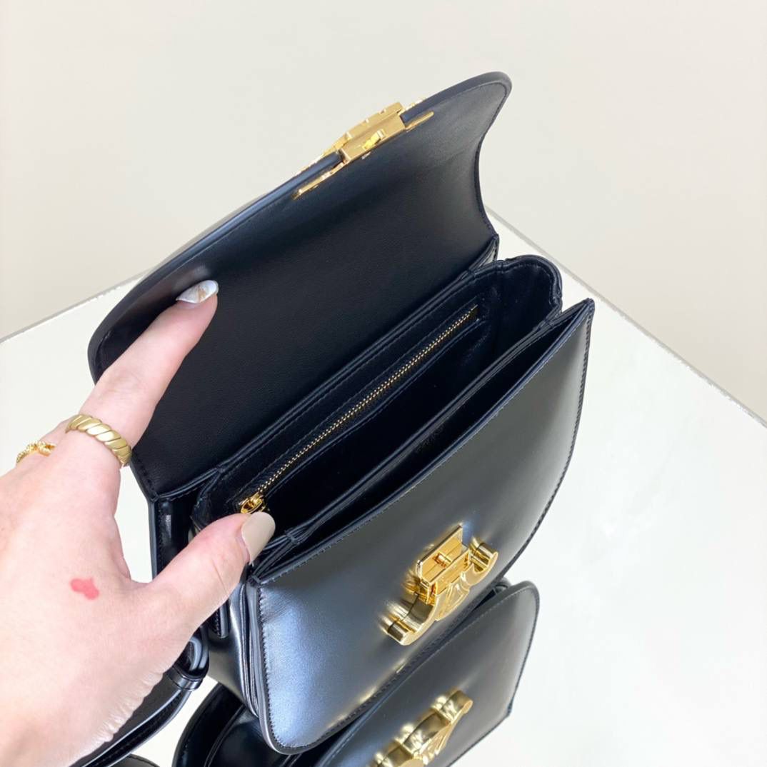 🔥大货实拍图 𝗖𝗘𝗟𝗜𝗡𝗘 ♥ 𝗧𝗘𝗘𝗡 𝗕𝗘𝗦𝗔𝗖𝗘肩带马鞍 型号：110413 尺寸：18.5*16*6cm 新款凯旋门马鞍包的材质是亮泽牛皮，包包本身就有高级的皮质光泽感，可斜挎也可单肩，我比较喜欢把带子收最紧单肩背，想可爱一点可以斜挎背都跟好看！🥰