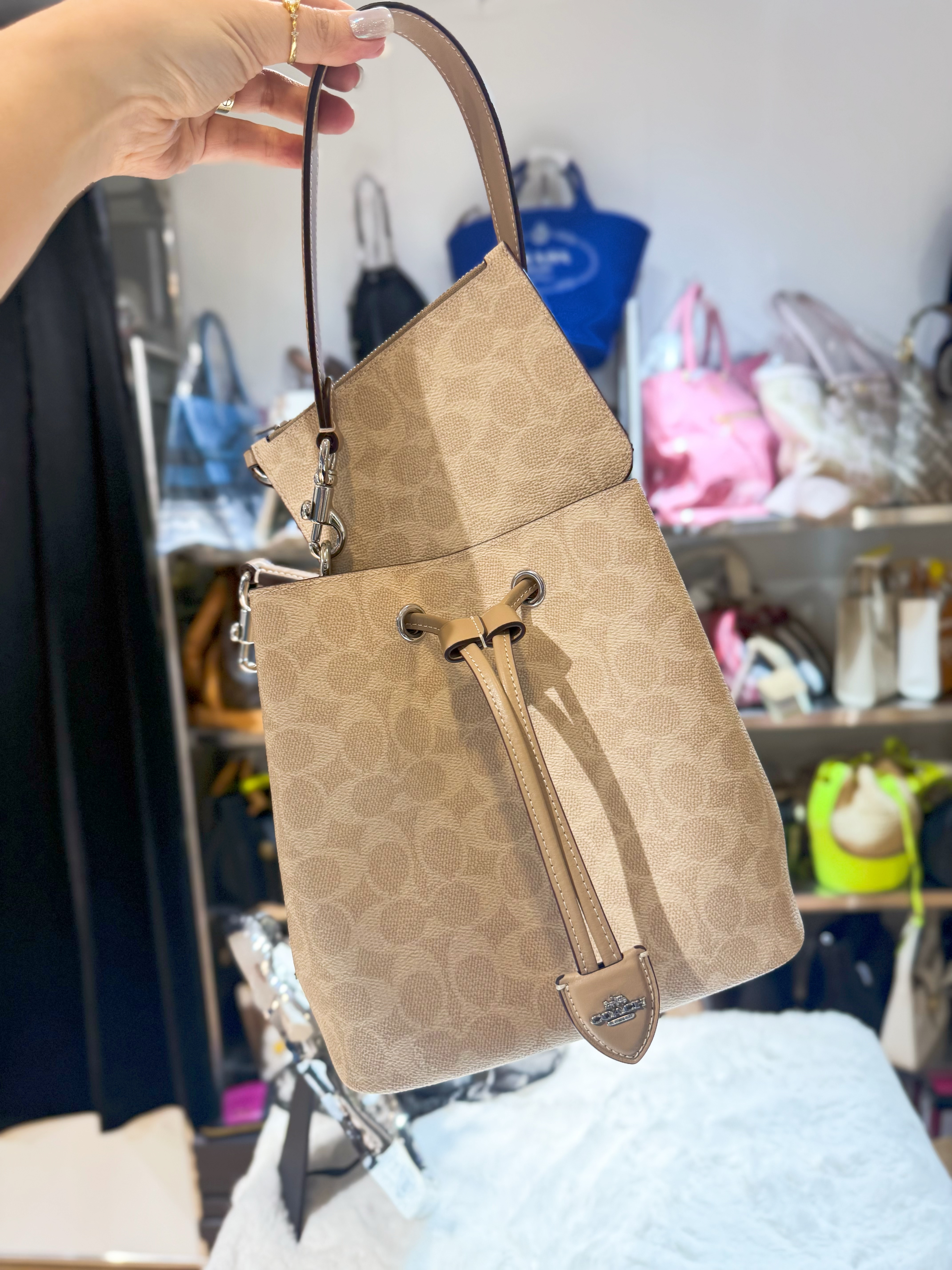 Coach Rowan bucket milk tea/m