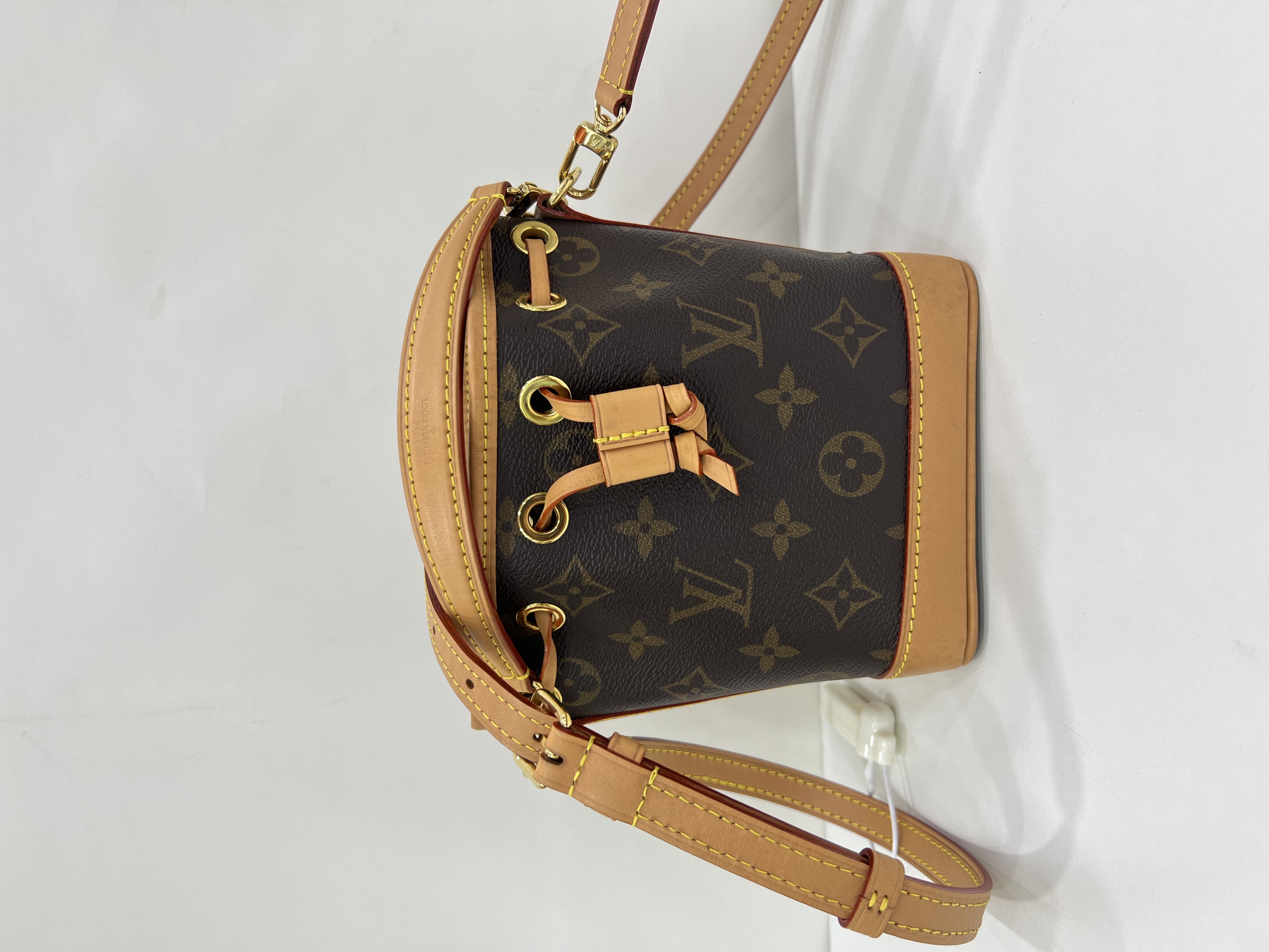 直播貨品 |  [1個-$100 2個-$300］E22