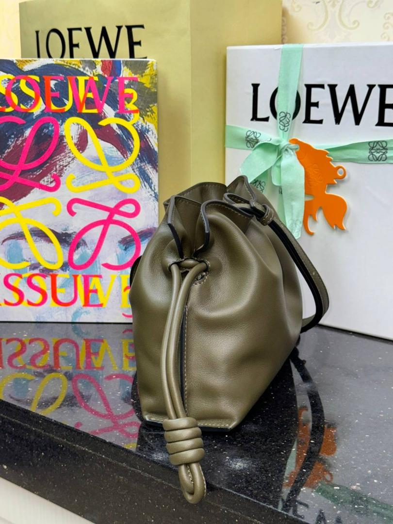 全新升级—𝙁𝙡𝙖𝙢𝙚𝙣𝙘𝙤出货啦✅ ❤️升级版福袋正面新增品牌烫金𝙇𝙤𝙜𝙤代替压印𝙇𝙤𝙜𝙤，肩带加宽同时增加两侧狗扣五金代替原本皮穿扣肩带，精致又便捷🥰 ❤️独家定制皮料五金，小牛皮皮质手感十分柔软且耐用，肩带🉑拆卸🉑调节，多种背法任你选择，容量超大，日常出行必备😍 ❤️独家品控，完全对版细节，全套礼盒🎁包装给你满满的仪式感🥰 迷你尺寸：𝟐𝟑.𝟗-𝟏𝟖-𝟗𝐜𝐦 款号：052030深卡其绿/新