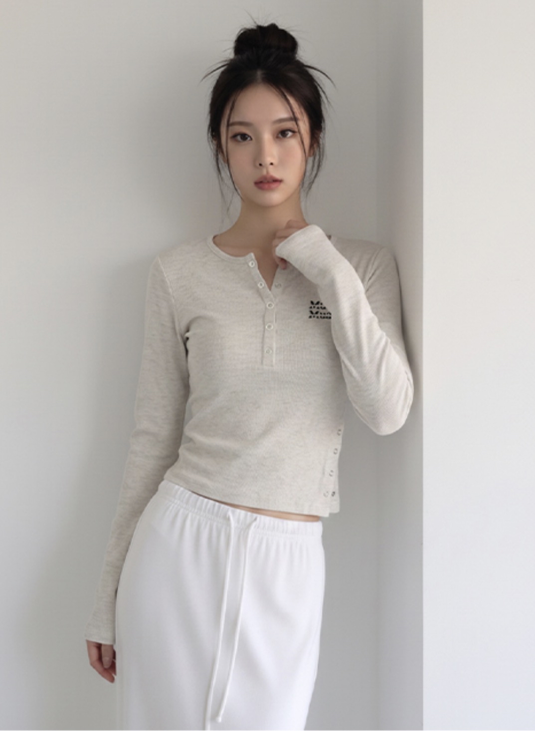 MuahMuah HENLEY NECK SLIT CROP LONG SLEEVE T-SHIRT