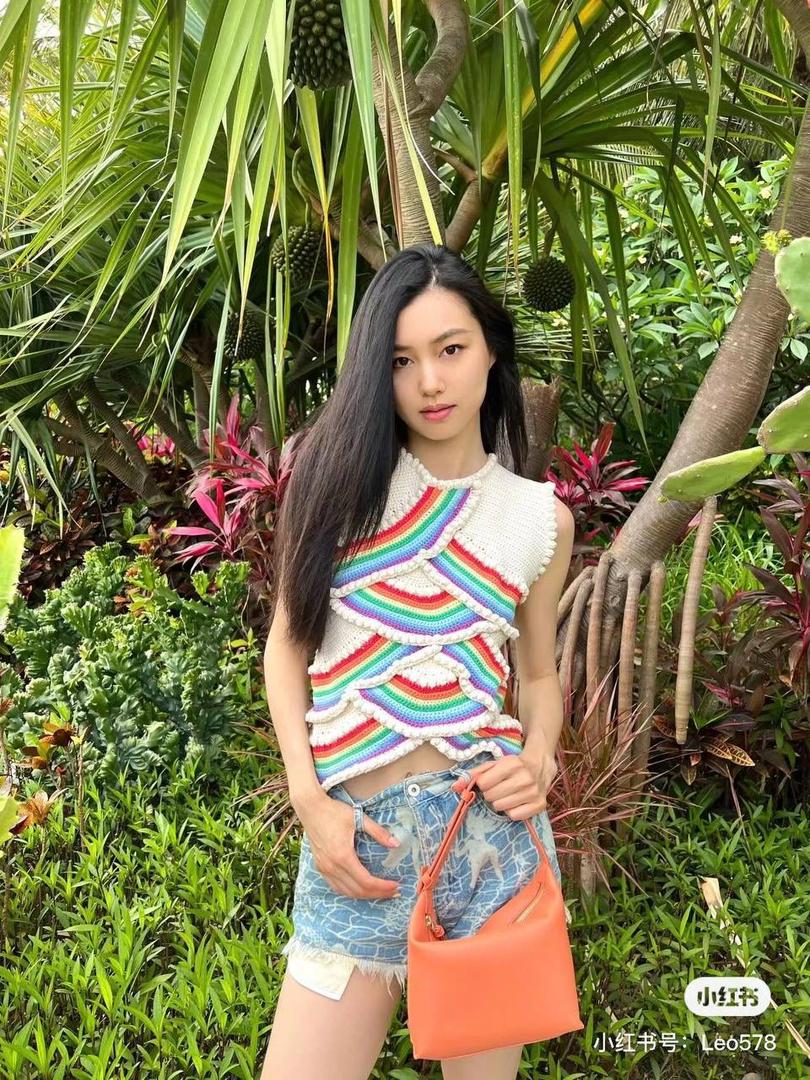 𝐂𝐮𝐛𝐢 便当包💟全皮限定款 👉 橘色 👀看这里 ⚠️ 重点：独家包装⛱️ 🔅 砖柜礼盒 🔅最新“奋斗篇”礼品袋 🔅 棉麻防尘袋 🔅 银色礼物卡 🔅 身份ID卡 🔅 满印logo雪梨纸