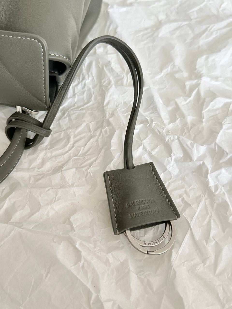 ba1enciaga rodeo mini 军绿色🪖 哒哒哒，mini也来咯 看完正常size的rodeo再来看mini 真的是除了可爱还是可爱 这种尺寸就不挑身高了 每个人背出来都是萌萌哒哈哈哈 而且男生女生都能背，不挑性别～ 这只包的皮一定不能硬，也不能太软太亮 mini：23×17×9cm795456m