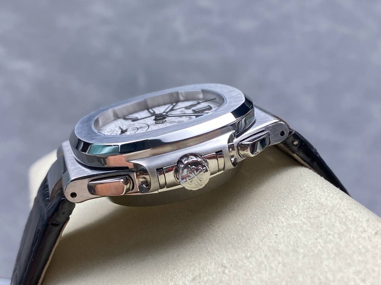 V2版真功能🌐真小秒！3K工厂 百达翡丽鹦鹉螺5980/1A-014多功能计时腕表V2版本，真小秒、真功能！【表壳】腕表尺寸40.5毫米，同正品一致的枕型表壳采用正面拉丝，侧面抛光的两种工艺组合，层次感分明，质感十足。尽显精湛工艺。【表带】采用原装表带一比一量身打造，每节表带的中央抛光部位，都能呈现钻石的形状，尽显高级质感。【机芯】3K厂采用定制版PP.CH28-520机芯，完美还原正品，时分秒，日期，和计时大秒功能。3K匠心之作，欢迎各位表友品鉴🌐