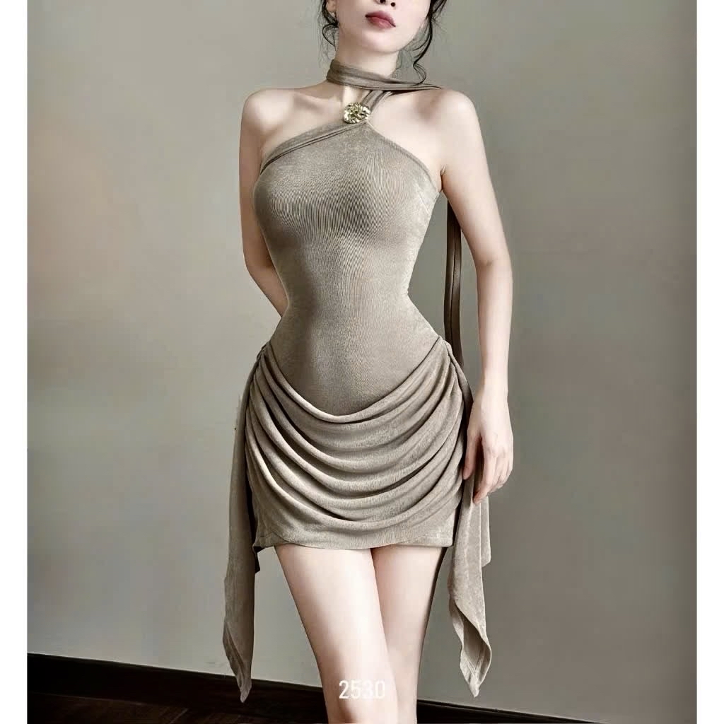 卡其色露背緊身迷你連身裙，垂褶細節