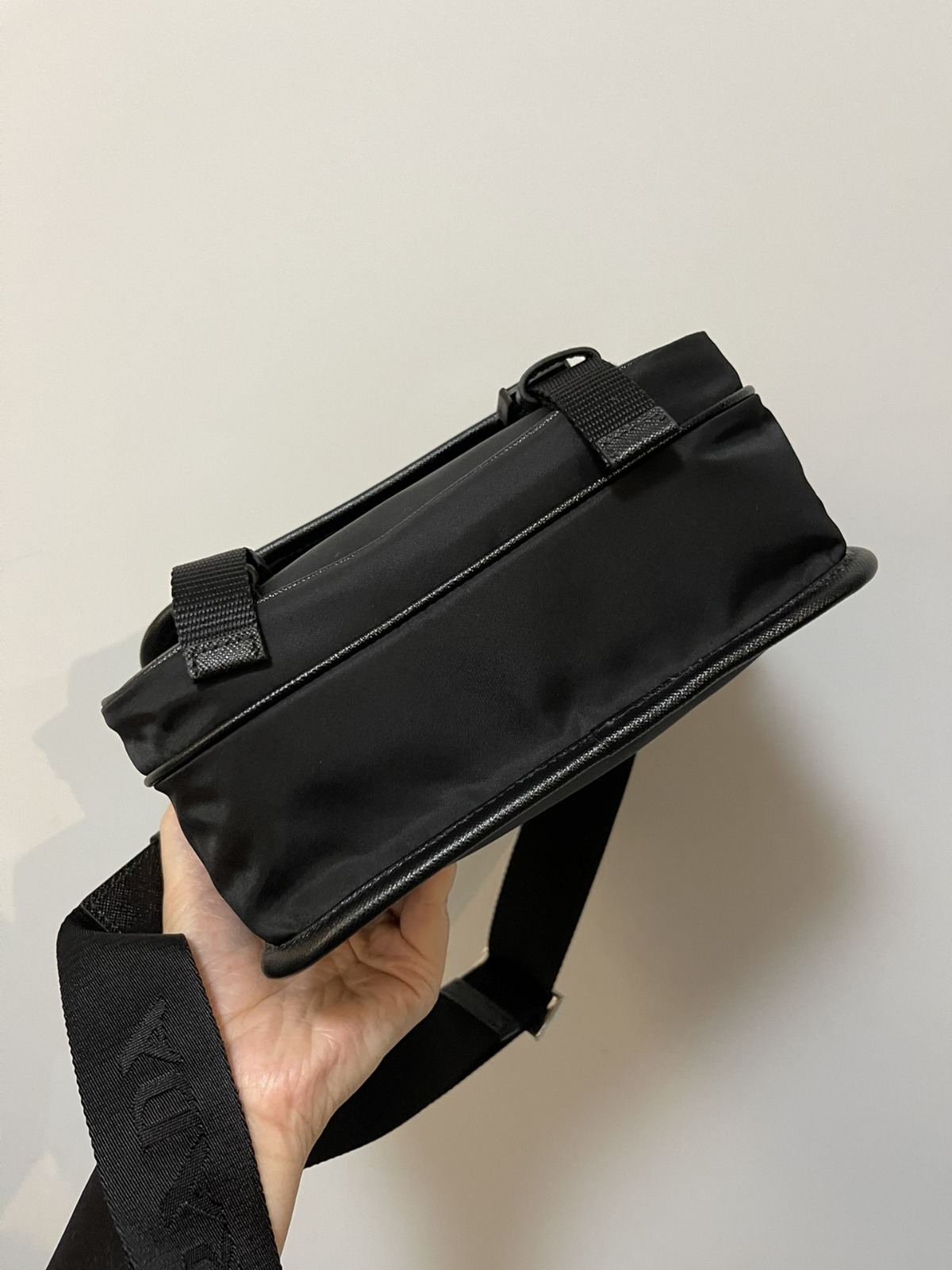 PRADA Re-Nylon 及 Saffiano 皮革肩揹袋