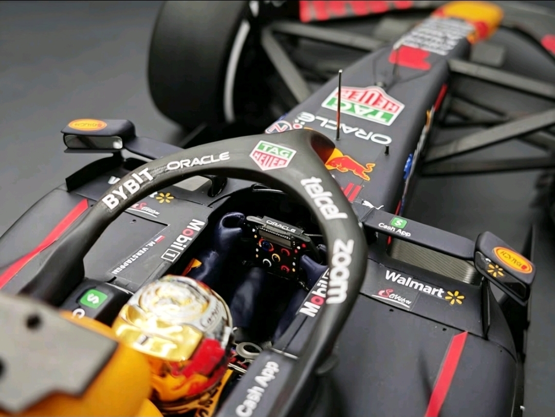 Spark 1/18 2022阿布扎比站 RB18 维斯塔潘F1 