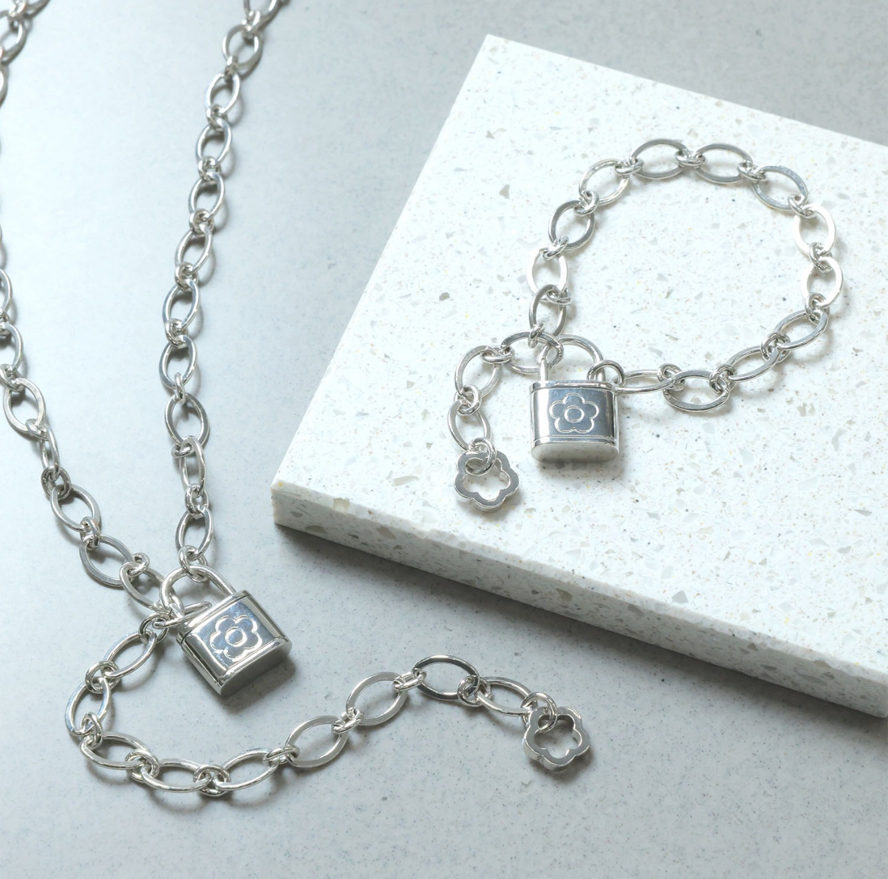 日本Mary Quant鎖頭飾物