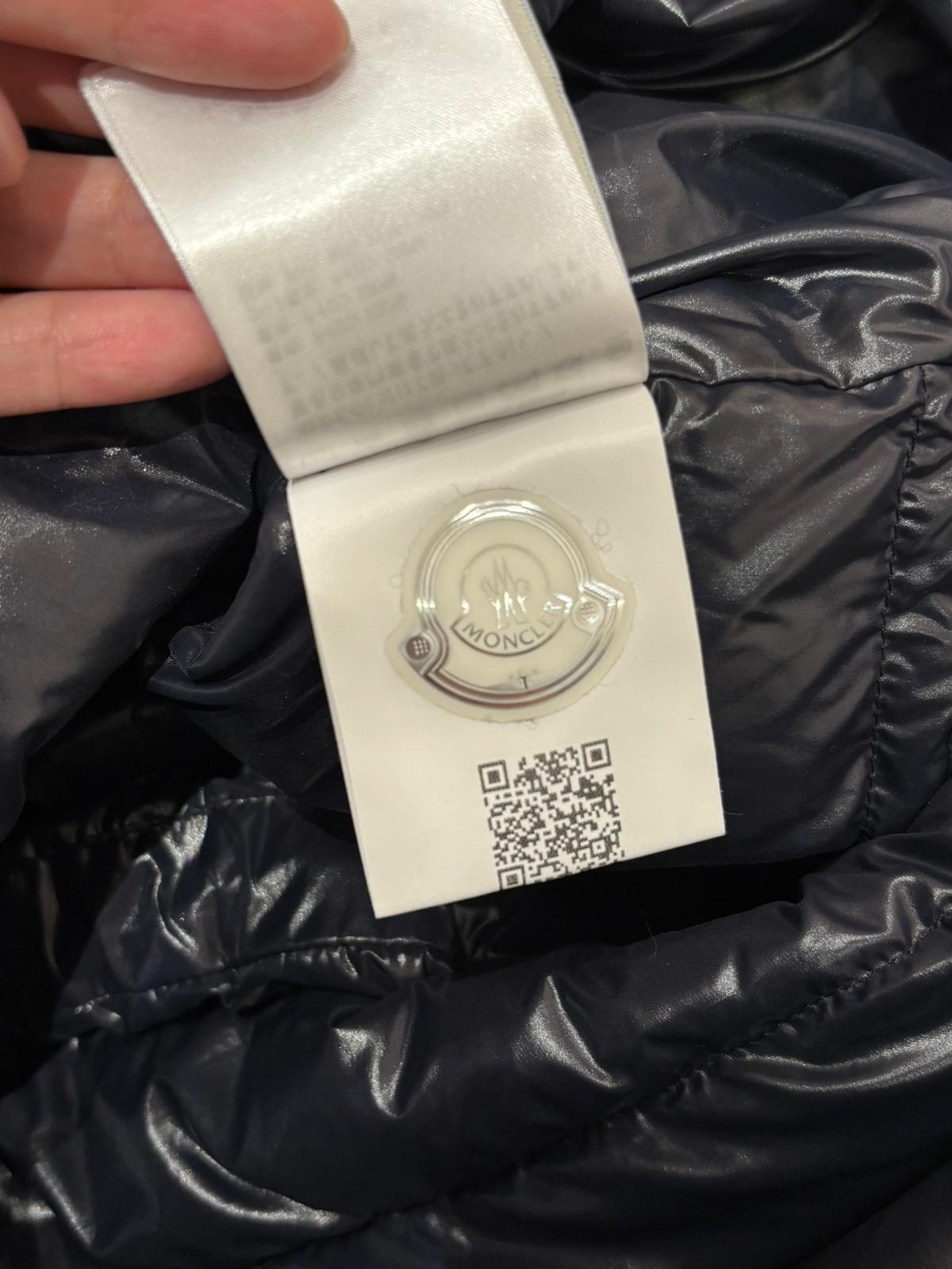 MONCLER outer size 1 ,90% Down, 10 % Feather Outer 90%鵝絨,10%羽毛 navy外套 98%new