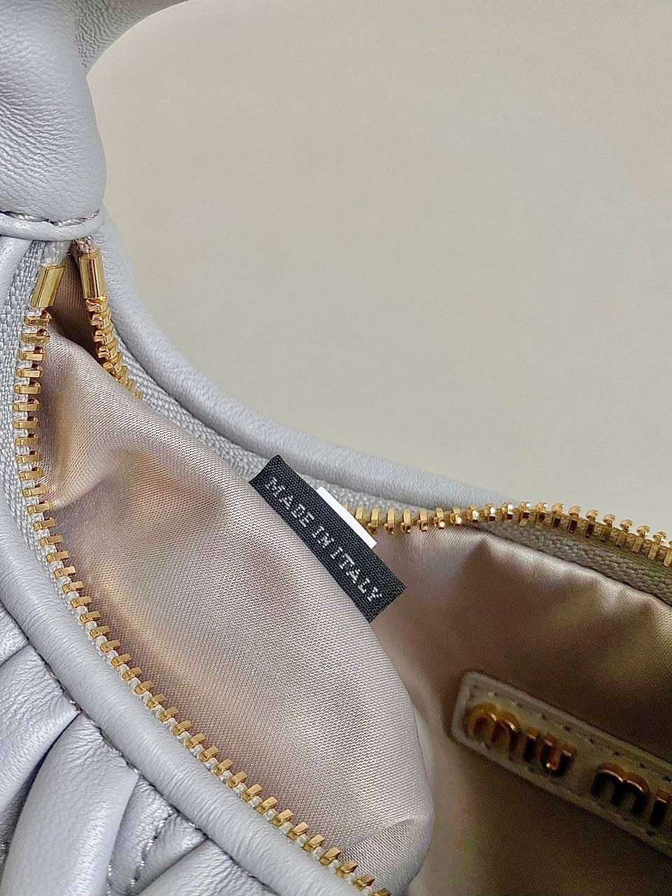 🈶矢车菊蓝小号 𝗠𝗶𝘂𝗠𝗶𝘂 𝗪𝗮𝗻𝗱𝗲𝗿 𝗛𝗼𝗯𝗼褶皱腋下 火爆全网都不用多说，人手一只的程度 我们用的是进口小羊皮！非国产皮料 肉眼可见的细腻，软软糯糯触感非常好！ 他家经典独特的褶皱工艺，是要有一定厚度 底料太薄了都做不出它的饱满和弹性 更不是市场通货干瘪瘪的褶皱，实在太假 我们新合作的老师傅在这细节上扣的很认真 一缕一折都有zp的神韵，且做到对版！！ 追求高品质的来 17×20×6cm，#F0013m