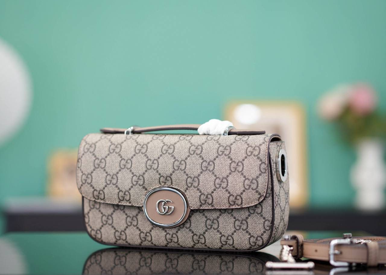 🥯Petite GG系列迷你肩背包 21cm 正品售价,500 GG全新推出的长形包包，轻快又好背 包身硬挺，简单利落很大方~ 官方款号 739722 尺寸：21x10x5cm