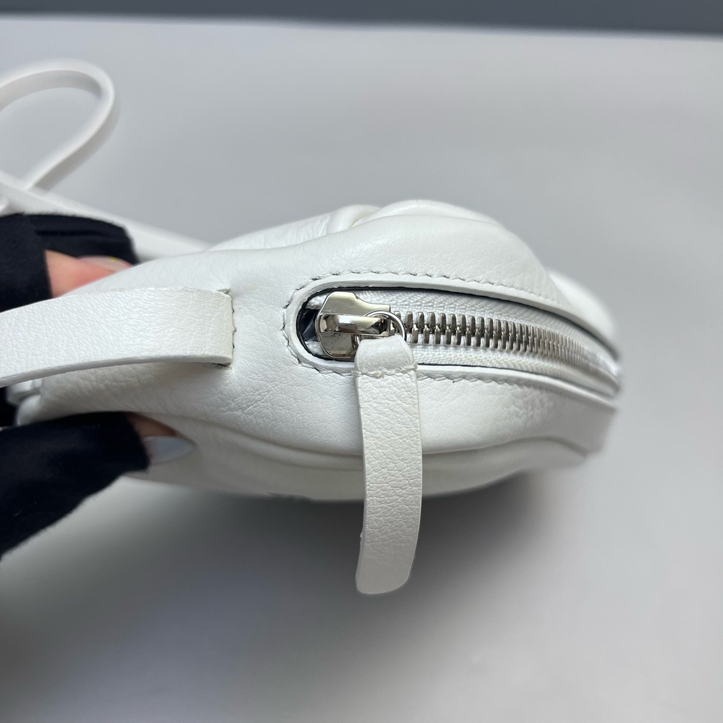 【預訂貨品】巴黎世家白色全皮相機包