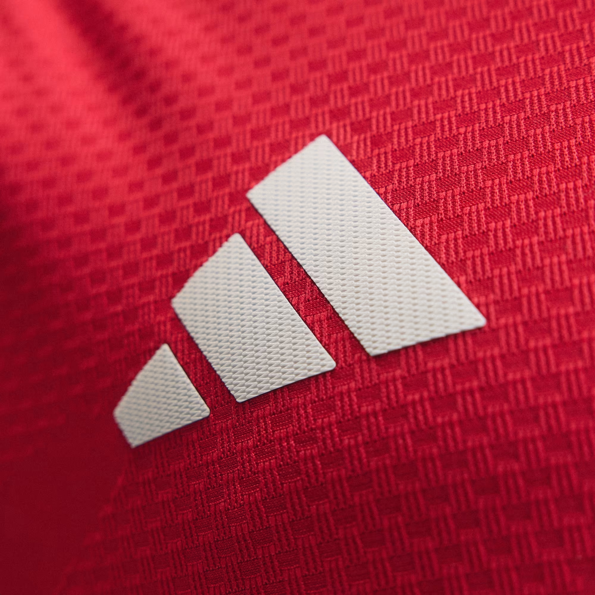 重現七十年代紅魔榮光 Adidas Manchester United 曼聯 2026-27 主場球員版球衣 (可加印字章) KA6868