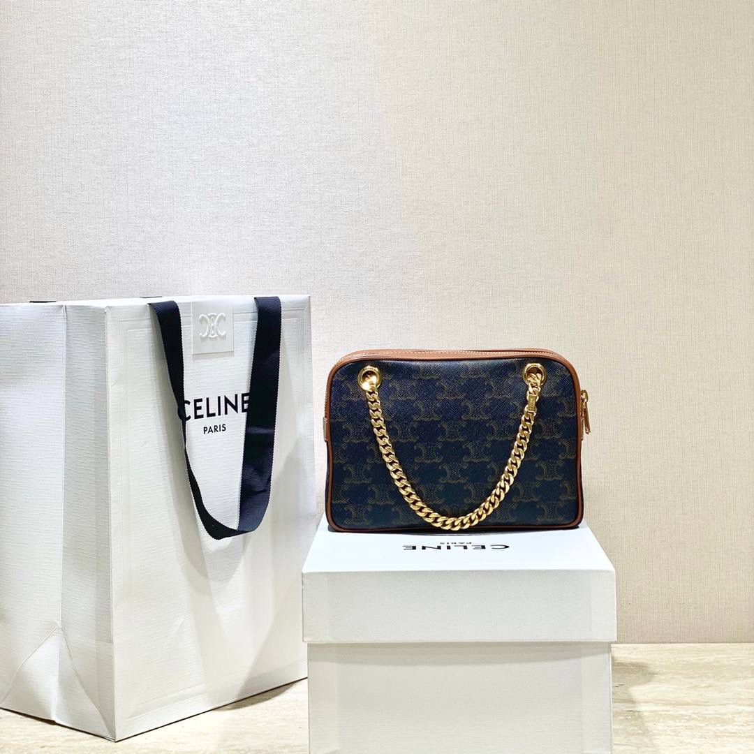 🔥大货实拍图 𝗖𝗘𝗟𝗜𝗡𝗘 ♥ 𝗣𝗔𝗧𝗔𝗣𝗔𝗡𝗦 𝗧𝗥𝗜𝗢𝗠𝗣𝗛𝗘 𝗖𝗔𝗡𝗩𝗔𝗦 Patapans 手袋来自 CELINE 2021春夏系列，以法国圣诞颂歌“Pat-a-pan”命名。规整的矩形包身由 Triomphe 老花帆布制成，马鞍棕色小牛皮点缀细节。双链条肩带从包身穿孔而过，洋溢复古学院派气息。 型号：196252 尺寸：20.5*15*4.5cm