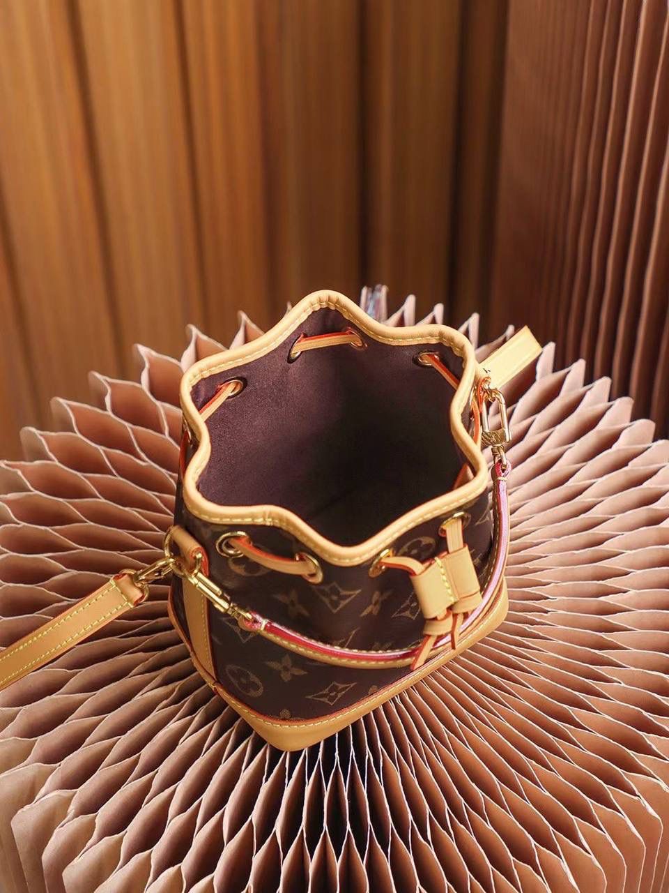 【特级全钢原厂】老花👜✨ 尺寸：13*16*10cm 𝐍𝐚𝐧𝐨 𝐌𝐢𝐧𝐢小水桶以经典的造型搭配全新的设计理念，第一眼看到就被这股可爱的气息圈粉， 肩带可调节，满足不同的身高需求， 可拆卸的手提，版型也更加立体有型， 看似非常𝐌𝐢𝐧𝐢的造型，但是日常出街的容纳量可是非常🉑️，颜值真的是长在审美上的一个大爆款！