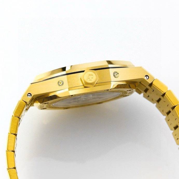 🚀爱彼 皇家橡树系列 ，复杂功能万年历腕表。型号：26574ST.OO.1220ST.01 业内唯一实现原版功能。💯 贵族钟表 爱彼皇家橡树系列万年历腕表，高贵优雅的蓝盘配上冷艳精钢表壳，完美体现爱彼美学设计及复杂功能的极高技术。 表壳采用316L精钢，直径41毫米. 厚度11.4mm。蓝色表盘镌刻“Grande Tapisserie”大格纹装饰，蓝色表盘，立体时标、刻面指针覆盖夜光涂层。三个显示日历功能的副表盘以及月相显示盘对称分布于表盘之上，井然有序地显示出小时、分钟、星期、日期、周历、月份、月相和闰年信息。真正唯一对版。蓝宝石防眩光处理让整体手表更加通透明亮。 搭载9015一比一改装定制还原Calibre 5134自动上链机芯。堪称毕业的产品。 这枚腕表的编号是Ref. 26574ST.OO.1220ST.01