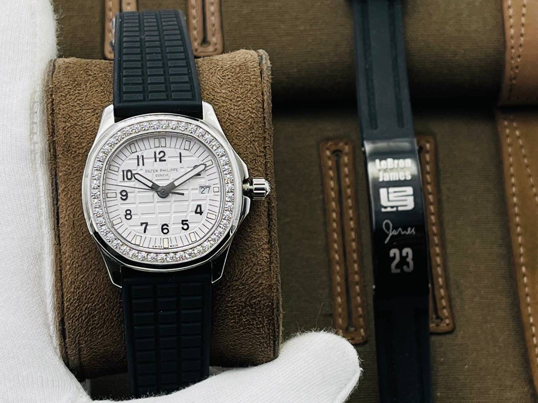 最强版本来袭 百达.翡丽AQUANAUT女装款石英系列，打造市面最佳副本，带来全网最佳体验，英姿飒爽，典藏奢华！欢迎女神品鉴！ 1⃣️【表壳】 1.腕表尺寸35.6 毫米X 9.5毫米！圆润的八角形表壳与原装一致，保持着复古的造型和精湛的做工。 2.旋入式把头设计和实心底盖结构吻合与原版。 3.表圈镶嵌46颗顶级施华洛世奇水晶（1克拉）表壳镶嵌88颗顶级施华洛世奇水晶（1.91克拉） 2⃣️【精彩细节】 1.采用与原装一致的天然复合橡胶（Tropical）材质，经久耐磨，可抵抗海水侵蚀和紫外线辐射。 2.完美克隆Aquanaut经典式折叠式表扣，即使在非常细小的拐角处上也做有倒角润饰，确保还原正品般的舒适感。