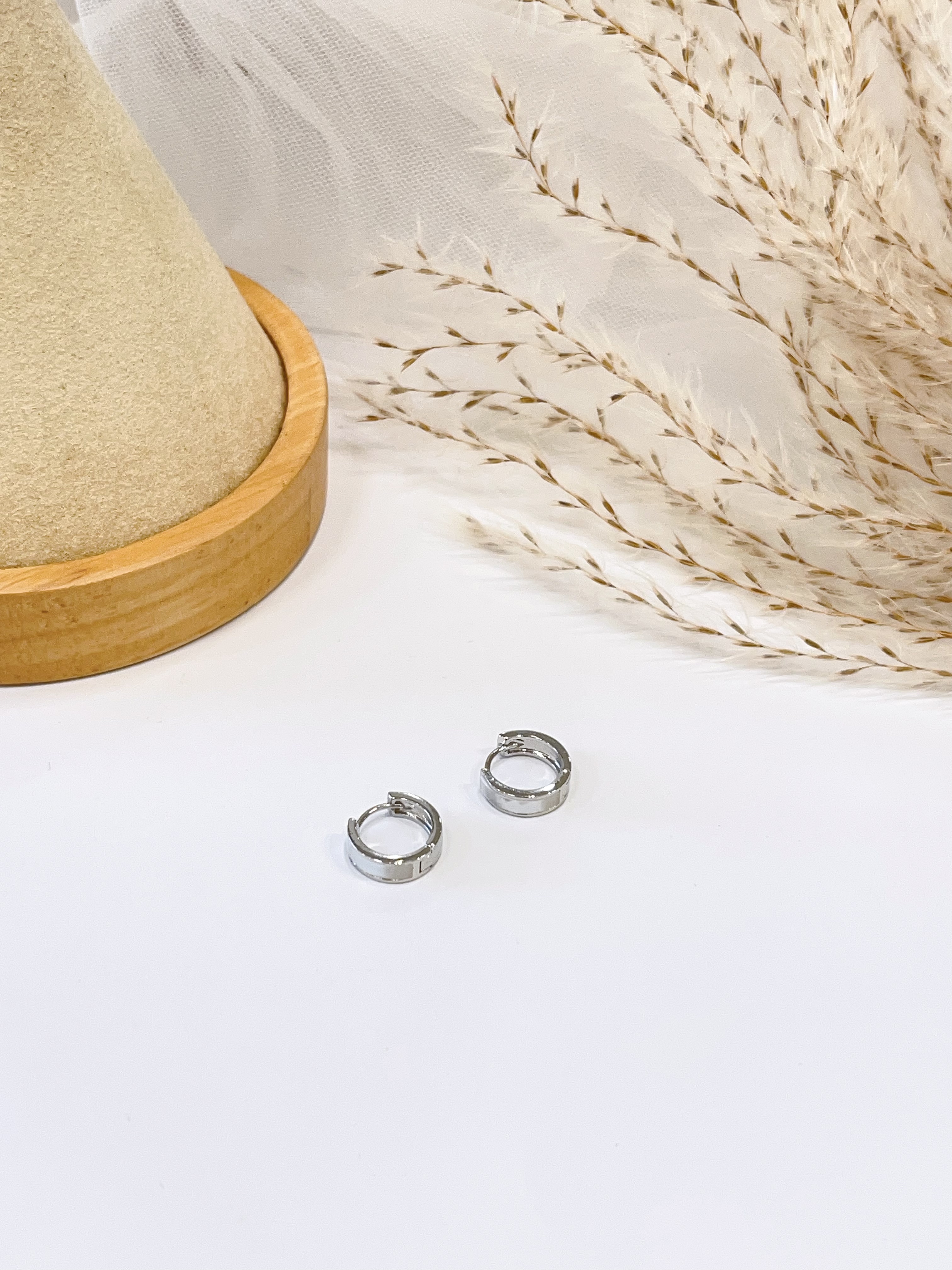 小巧贝光感简约耳扣耳环