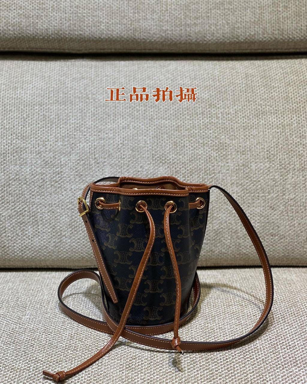 𝐂𝐄𝐋𝐈𝐍𝐄 ♥ 𝐓𝐑𝐈𝐎𝐌𝐏𝐇𝐄 𝐂𝐀𝐍𝐕𝐀𝐒 𝐌𝐈𝐂𝐑𝐎 𝑪𝒆𝒍𝒊𝒏𝒆新推出的超𝒎𝒊𝒏𝒊抽绳水桶包，怎么可以这么可爱啊啊啊❗️真的又Q又萌可爱到爆炸‼️背上身可太洋气了🥳各种凹造型 时髦精上线～ 型号：10H492 尺寸：9*17*9cm