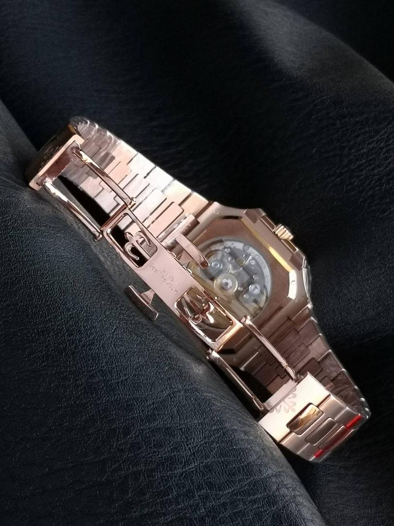 百达翡丽 方形 新系列CUBITUS 5821腕表 亮点特色：1️⃣机芯:搭载定制9015改Cal.26-330 SC一体机，调时不停秒，调时不停秒，摆轮位置均与正品一致，自动上链机芯。2️⃣钢带:316L定制级人体工程学表带，新扣款式。3️⃣表壳:尺寸45毫米厚度仅8.3mm，为表壳对角线长度(即10点位至4点位),因为表壳近似于方形，上下边的宽度会小于这一数值，所以视觉效果并不是很大。 搭配上，5821属于运动风格腕表，日常搭配正装和休闲风格也可以。