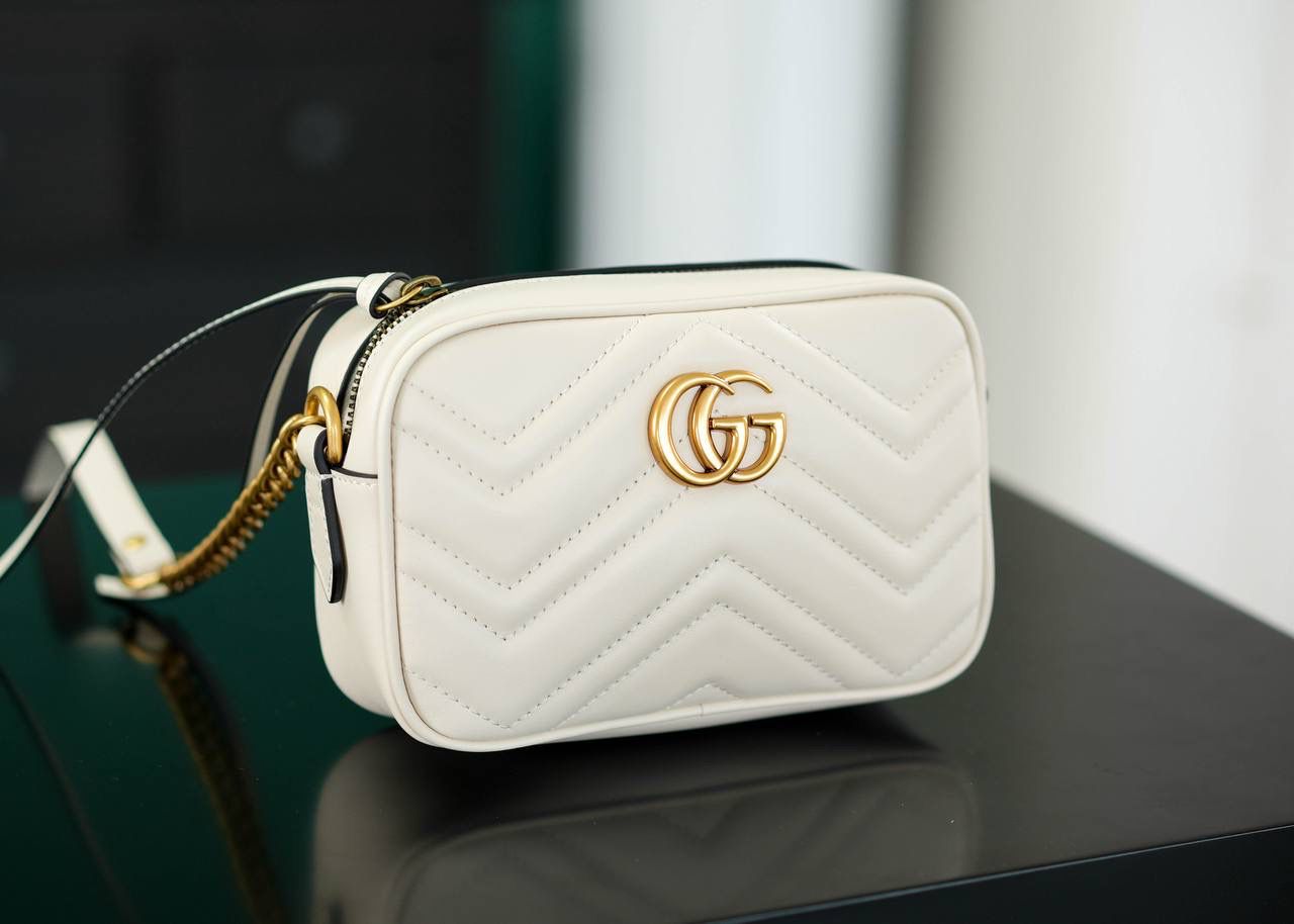 👜🔥Marmont系列绗缝迷你相机包 白色 18cm （原厂皮 全铜五金） 正品售价¥12.000 独家原厂皮发售 限量级别 白色真的好温柔 经典百搭不挑人 自重很轻 链条搭配皮革的肩带不怕溜肩 毫不夸张说 绝对是日常用出场率最高的包 官方款号 448065 尺寸迷你：18x12x6cm 小号：24x13x7cm