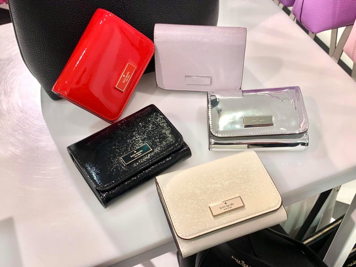 ✈️🇺🇸🇨🇦方便實用嘅Kate Spade ♠️ New York Outlet 短摺銀包現貨🤍🖤❤️💜