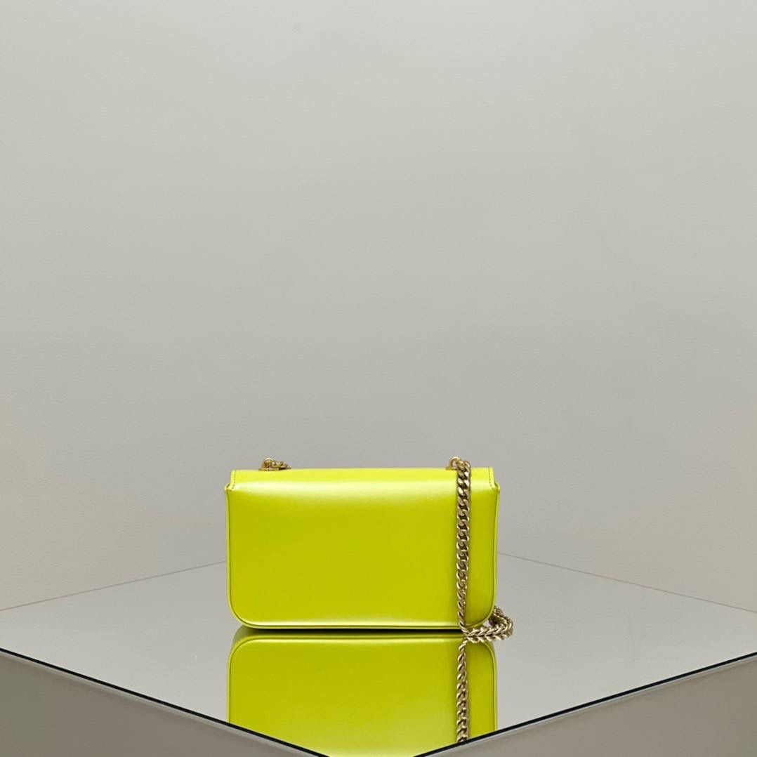 🔥大货实拍图 𝗖𝗘𝗟𝗜𝗡𝗘 ♥ 𝗧𝗥𝗜𝗢𝗠𝗣𝗛𝗘浮雕腋下包 型号：199243 尺寸：20.5*11.5*4cm