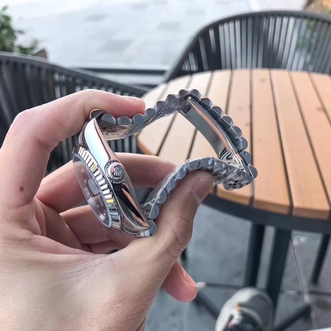 💎劳力士，Rolex系列日志腕表，采用全自动机械机芯，【表壳直径36mmX厚10mm与原装同步】有人钟情其精确，有人欣赏其典雅，有人喜爱其坚固，至尊名表劳力士（Rolex），品质精良，工艺精湛，糅合尊贵、典雅和独特气质于一身，位列世界手表业之翘楚，被称为“精确”的代名词，自家拍摄图片 演绎出奢华与精致的品牌精神
