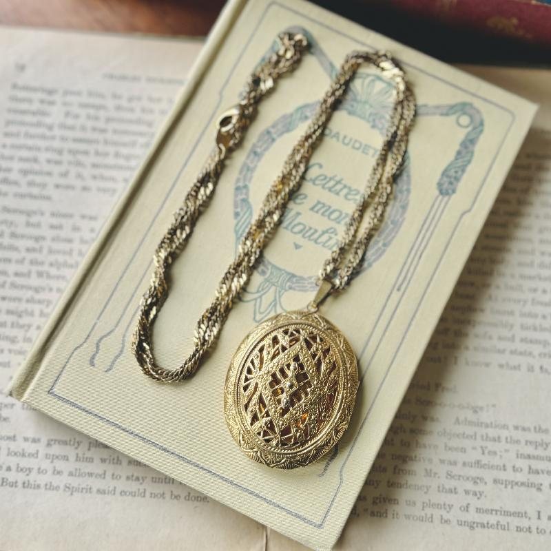VINTAGE AVON C.A. 1960-70S Large Cutout Filigree Style Locket Pendant Necklace with Elegant Twisting Chain (MT2083)