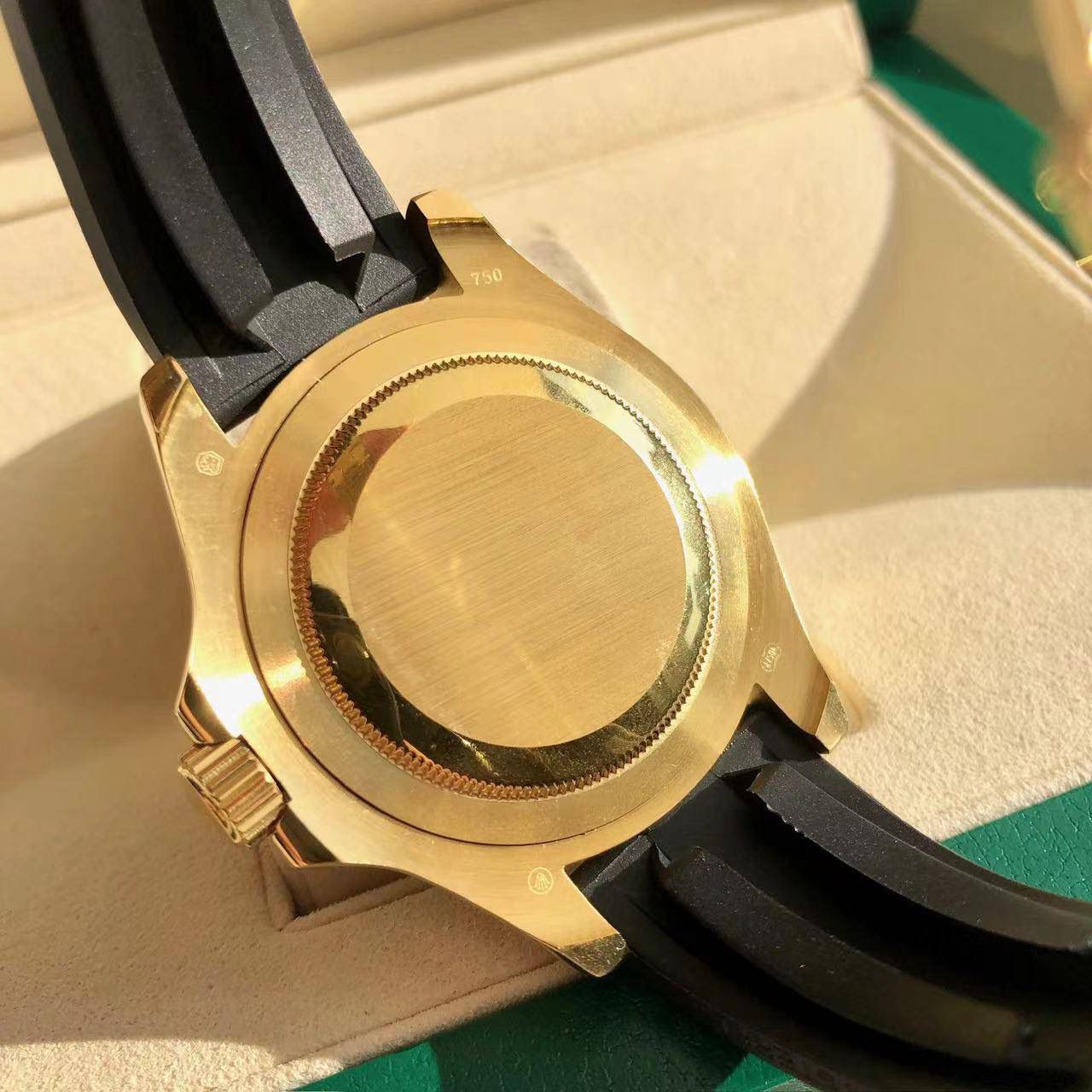 官方同步42mm游艇名仕型腕表出货【经典名仕 一劳永逸】劳家爆款游艇名仕型系列m226658-0001男士腕表42mm黄金游艇出货，继续秉承AD家族优质特色、独家出品一表一码，三码合一 【机芯】搭载AD专注而制0️⃣返修、💯全新原装西铁城8215全自动机械机芯，走时精准，性能优异，动力储备高达48小时 【表壳】316L精钢表壳 高端同步防指纹[强]陶瓷圈口原版同步双向旋转，完美呈现与原版一致的弧度、光泽，超强高密度矿物质玻璃镜面，精致的做工完美秉承原装的潜水游泳🏊‍♀️性能 【字面】大厂同步超强夜光，夜光刻度、表针无瑕疵斑点、晶莹剔透，细节同步正品，内影圈刻字清晰，字体匀称 【表带】采用进口硅胶表带搭配316精钢可调节原装表扣