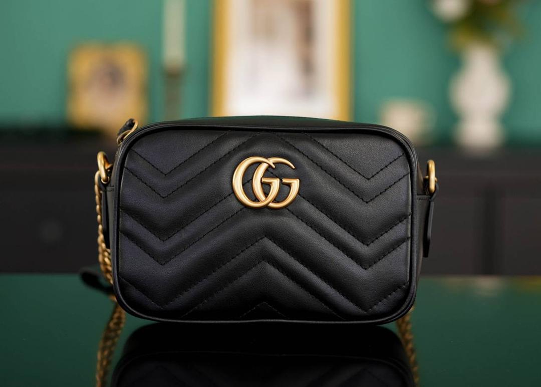 👜🔥Marmont系列绗缝迷你相机包 黑色 18cm （原厂皮 全铜五金） 正品售价¥12.000 独家原厂皮发售 限量级别 柔软牛皮+复古做旧五金 黑金搭配超气质 经典百搭不挑人 自重很轻 链条搭配皮革的肩带不怕溜肩 毫不夸张说 绝对是日常用出场率最高的包 官方款号 448065 尺寸迷你：18x12x6cm 小号：24x13x7cm