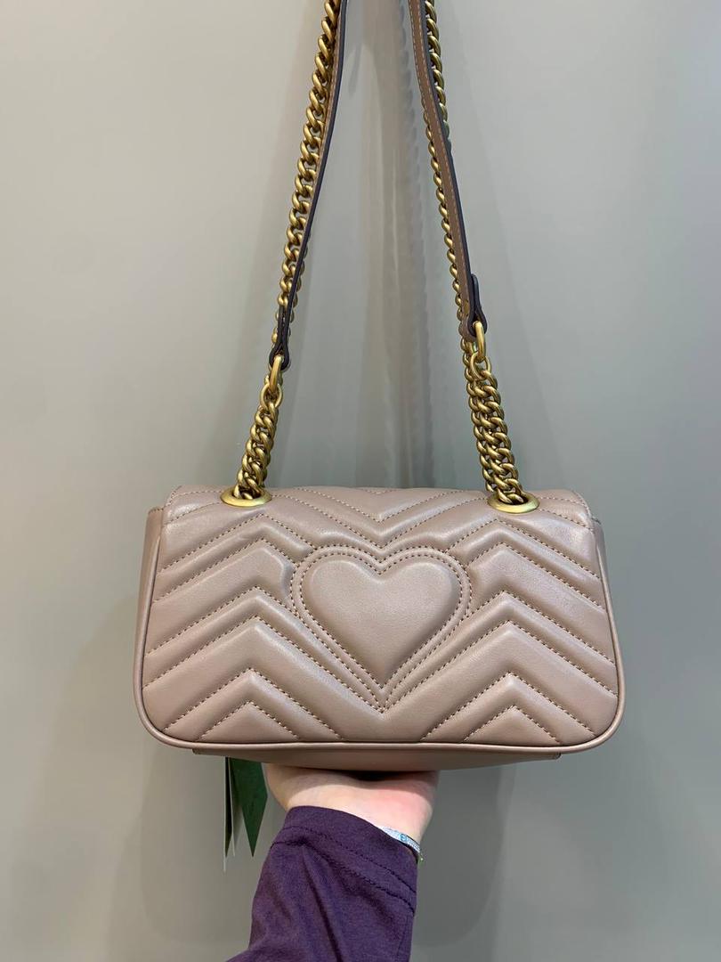 新背景实拍正品级 。经典款金扣奶茶色22cm‼️ 温柔气质的颜色代表，可盐可甜，春夏四季的搭配小能手，颜色饱满度很高，皮料质感也是没得说，原厂皮材质都是很厉害的！图片拍不出他的美，实物更美‼️ 型号446744；尺寸22/13/6cm