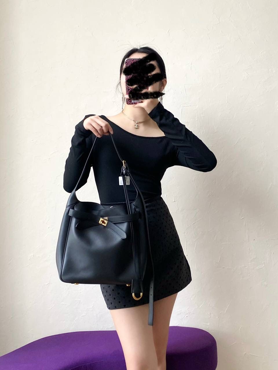 爆款🔥小号🖤 ba1enciaga bel air hobo桶包 beiair➕rodeo，大热当道 一整个系列都火爆了，一只比一只热门 半定型的水桶包超有态度 它的皮是有点厚度又软乎的 所以整个包都散发着慵懒和不羁的感觉 而且设计元素不拖沓繁琐 完全可以无脑搭配 现在的通勤人员也是吃得太好了吧 能有这么时髦的托特包来背！ 什么电脑水杯统统往里扔就对了 肩带可长可短，腋下背斜挎背都ok 两个尺寸任君选择，果断冲！！ 小号：26.9×25.9×9.9cm811018m 大号：43.9x39.8x14.9cm