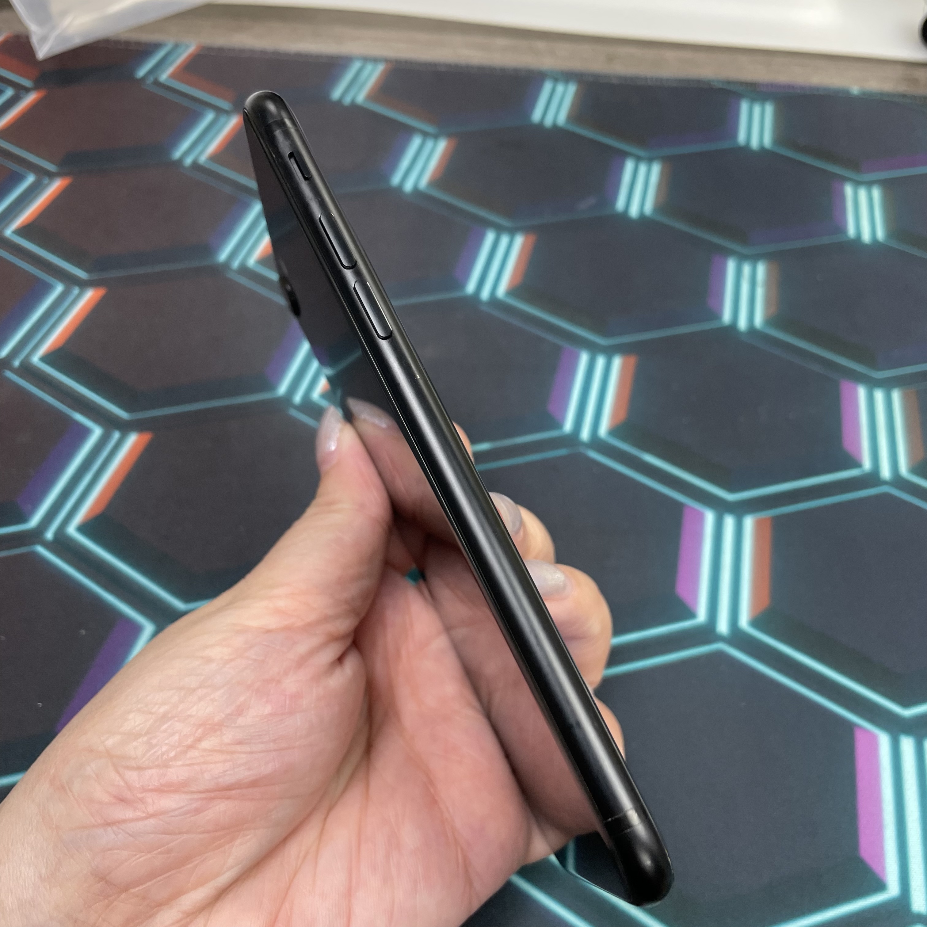 *7067 SE 2 勁靚機 128GB 電72 黑色 black
