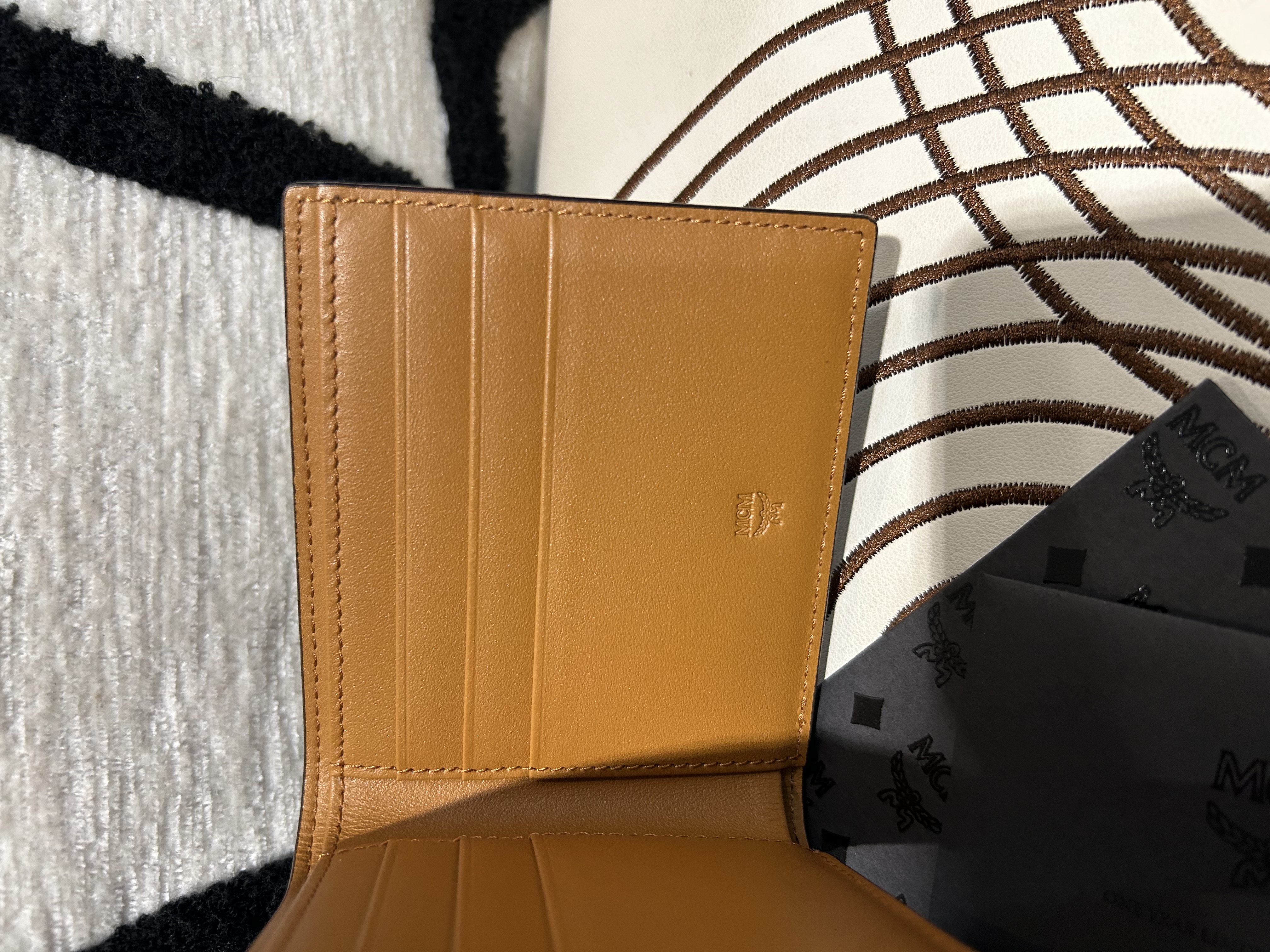 全新 MCM BIFOLD WALLET IN VISETOS ORIGINAL 100%Authentic ,全新貨品 ✅專門店收據✅證書✅盒