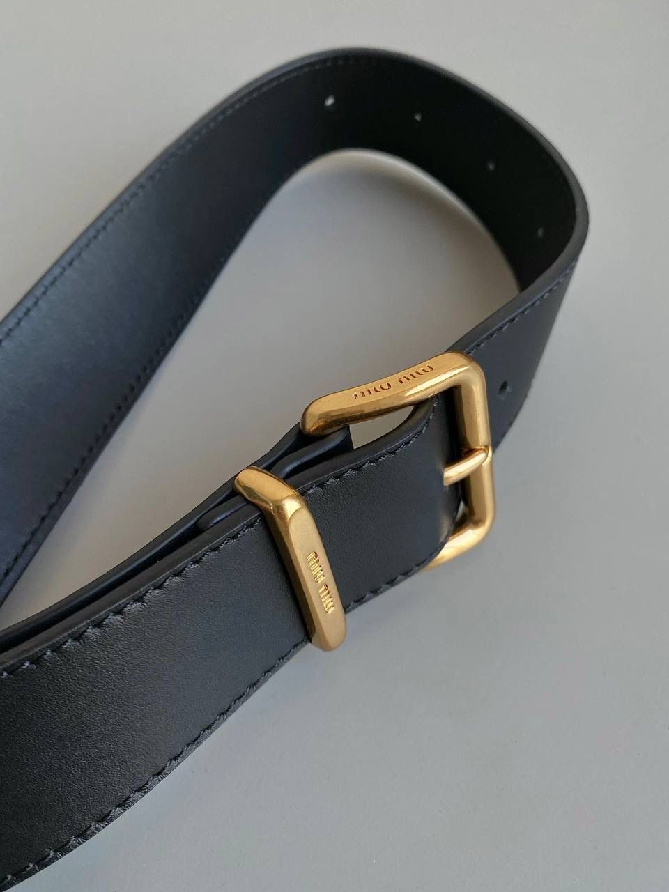 🈶黑色 | 肩带款 𝗠𝗶𝘂𝗠𝗶𝘂23秋冬公文包 比经典老款多了一条长肩带 斜挎手拎更加实用，直接翻红啦！！ 看似一样，实际尺寸上有轻微小改 但差异不大，整体也比老款要薄一点 斜挎起来更有轻盈感，不会显得太笨重 近两年miu水涨船高，爆款制造机 出什么火什么，杀疯了已经，都去冲 一整个甜酷少女感路线，赢麻了！！ 23×34×10cm，#F0020m