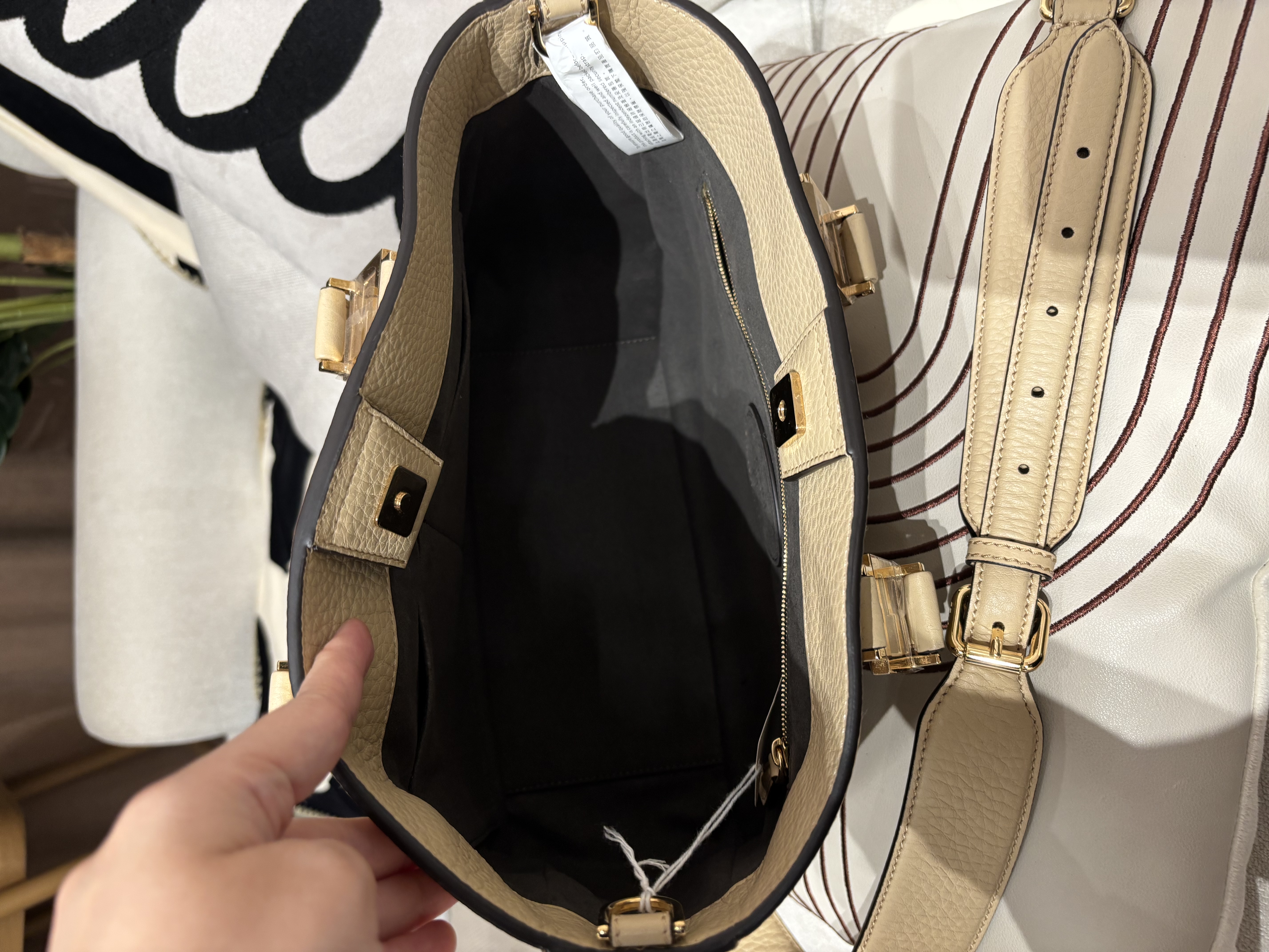 Fendi 2way bag beige calfskin  100%Authentic, unused 全新未使用品 ✅Tap booklet ✅Dust bag