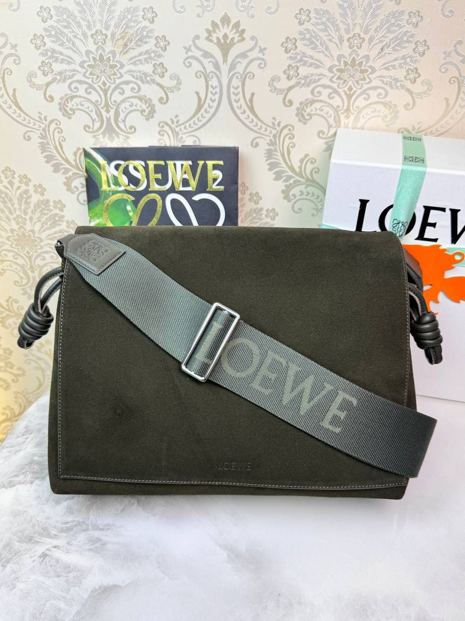 𝙇𝙤𝙚𝙬𝙚 𝙁𝙡𝙖𝙢𝙚𝙣𝙘𝙤 𝙎𝙖𝙩𝙘𝙝𝙚𝙡 福袋款邮差包 ➕刺绣🅾️字母宽肩带 编码：062404 尺寸：𝟑𝟒-𝟏𝟐-𝟐𝟒𝐜𝐦 新款以经典福袋收缩打结为元素，采用外部麂皮➕内里𝗡𝗮𝗽𝗮小牛皮➕刺绣字母宽肩带的精致搭配打造全新升级款邮差包🅰️，可斜挎、肩背和手提，超大容量满足日常所需🎈