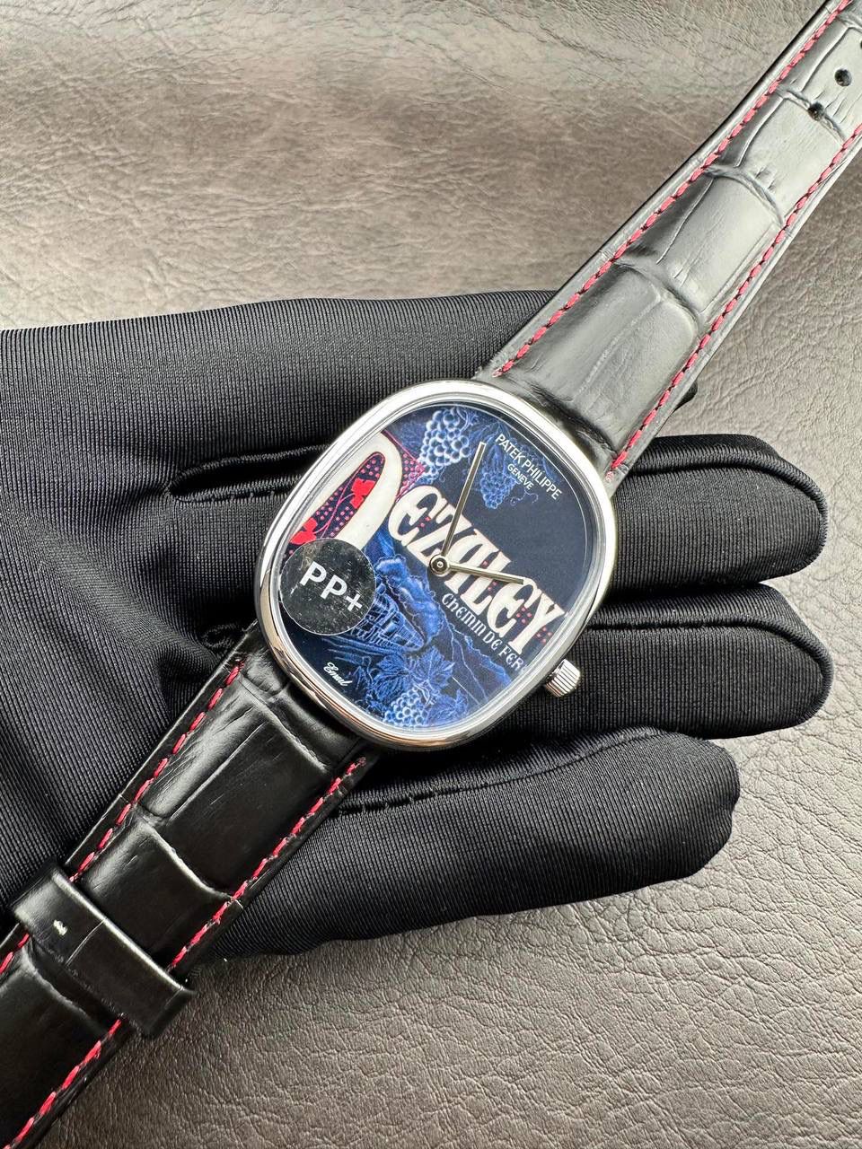 PP➕ Factory2025新品首发｜百达5738系列 68克配重版 复刻经典，更胜经典——GOLDEN ELLIPSE 黄金椭圆腕表重磅登场！ ✅ 黄金分割美学重塑：遵循1:1.6181经典比例，34.5MM×39.5MM椭圆表径搭配7.7MM纤薄厚度，复刻古典韵味与佩戴舒适度。 ✅ 316L精钢表壳：介于圆形与矩形之间的别致椭圆轮廓，还原原版线条张力，质感细腻出众。 ✅ 3D立体云贝母表盘：专属浮雕打印工艺，折射神秘深邃光泽，告别市面暗淡平庸款，上手自带高光。 ✅ 定制进口小牛皮表带：21X16尺寸对版原配，搭配同型椭圆表扣，与表壳设计遥相呼应，贴合手腕更显格调。 ✅ 9015精准机芯：走时稳定精准，兼顾实用性与耐用性，日常佩戴无压力。 PP➕不做“远观款”，只为呈现最接近原版的真实佩戴体验——从细节质感 to 上手触感，每一处都经得起近距离审视，让经典韵味在腕间完美延续！