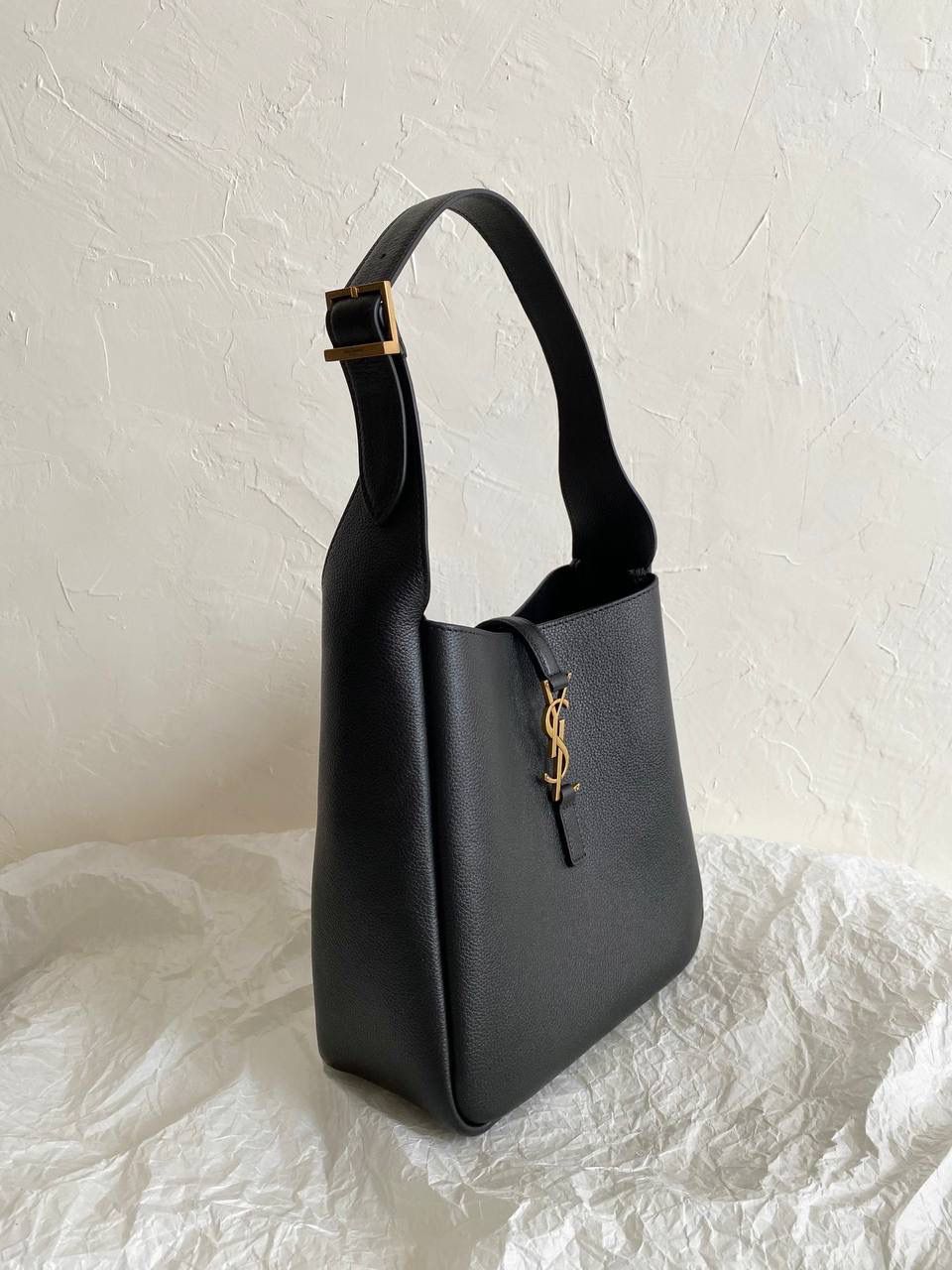 超级销量王🔥 【已更新最新细节⚠️】 ys1 hobo bag腋下包黑金🖤 我和你们说，这只包看着普普通通 但是上身是真的很好看！ 第一次看到他们家有这种慵懒的腋下包 整个包都是柔软的原厂胎牛皮 又轻容量又大，真的很～～好背 这只包的灵魂在于圆滚滚中又有型 市场很多做得太挺括硬朗，那种货打咩啊❌ ZP开发⚠️全套包装哦～ 23×22×8.5cm713938m